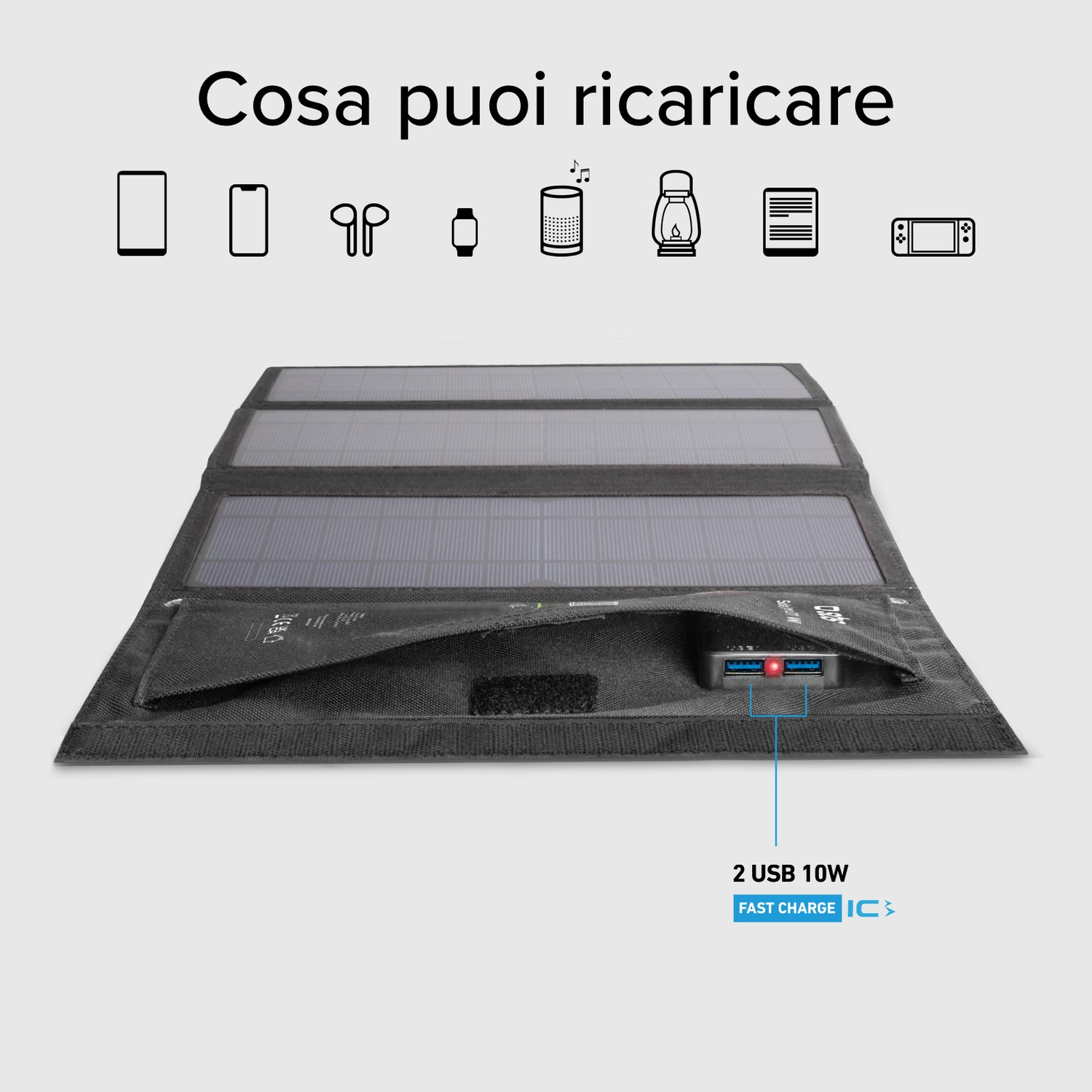Pannello solare nero che carica vari dispositivi. Il testo sopra dice 'Cosa puoi ricaricare'. Porte USB con ricarica rapida visibili.