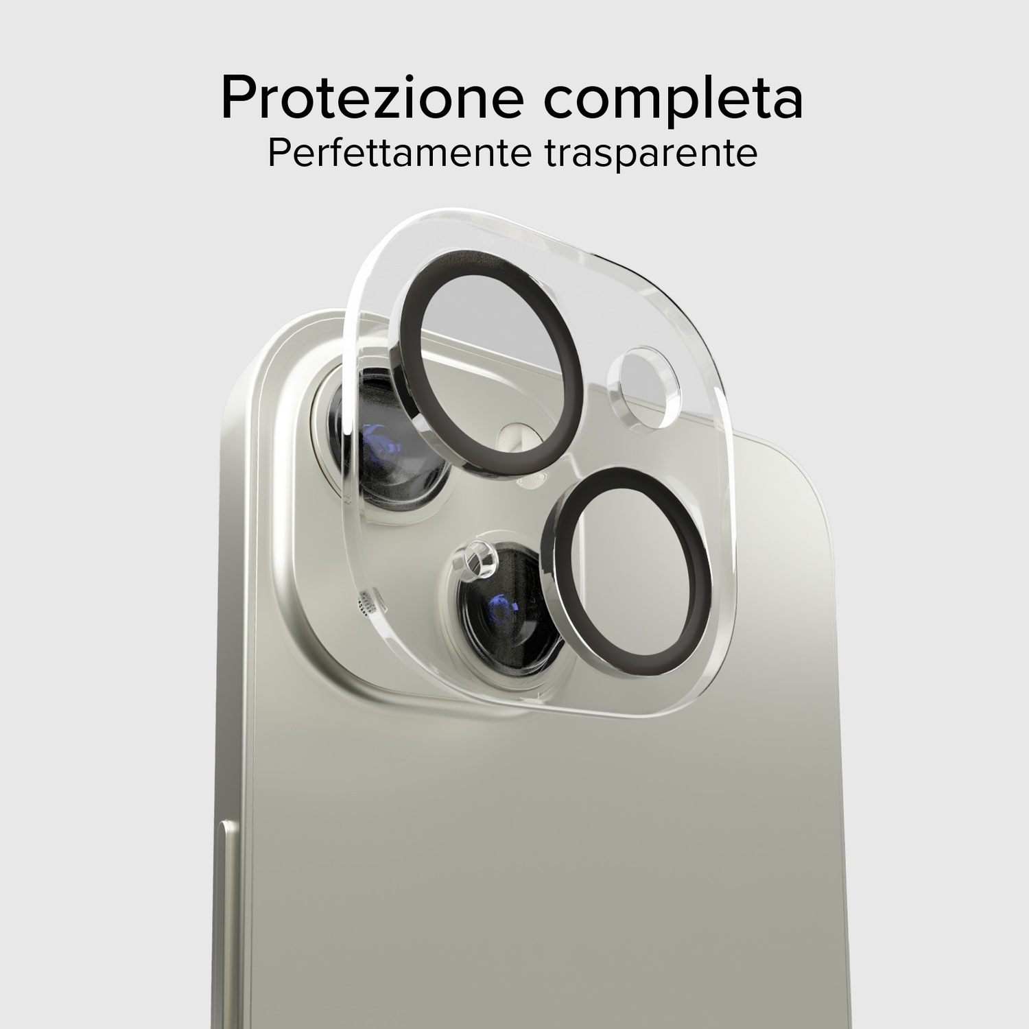 Primo piano di un telefono con una protezione trasparente per l'obiettivo. Il telefono è di colore argento con tre obiettivi.