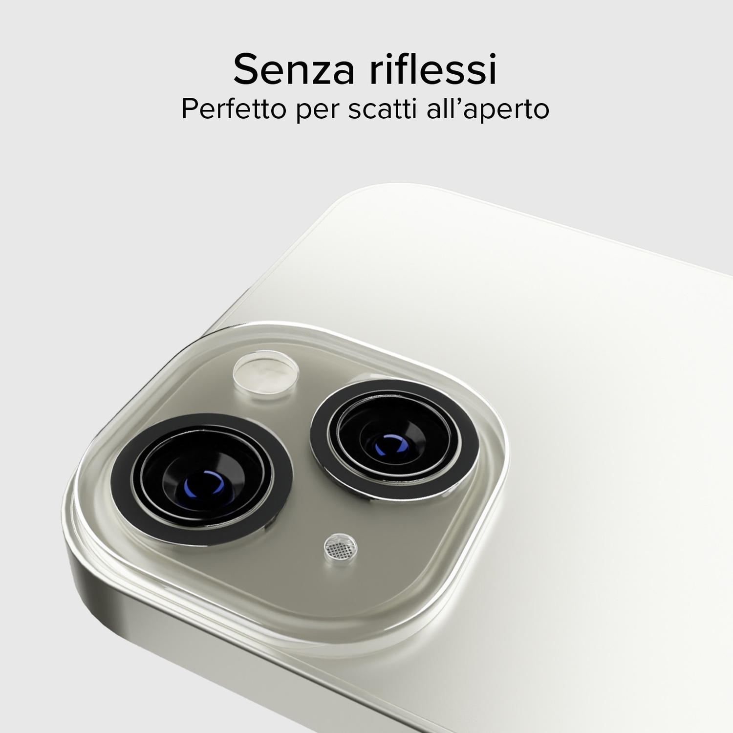 Primo piano del modulo fotocamera di uno smartphone con due lenti e un flash. Il telefono ha una finitura argentata. Lo sfondo è bianco.