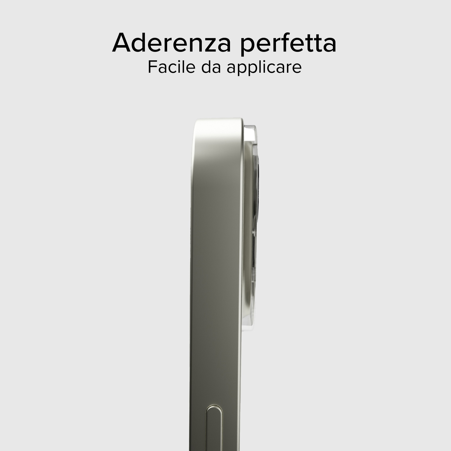 È mostrato il bordo di uno smartphone. Il testo sopra dice "aderenza perfetta, facile da applicare". Il telefono è argento su sfondo bianco.