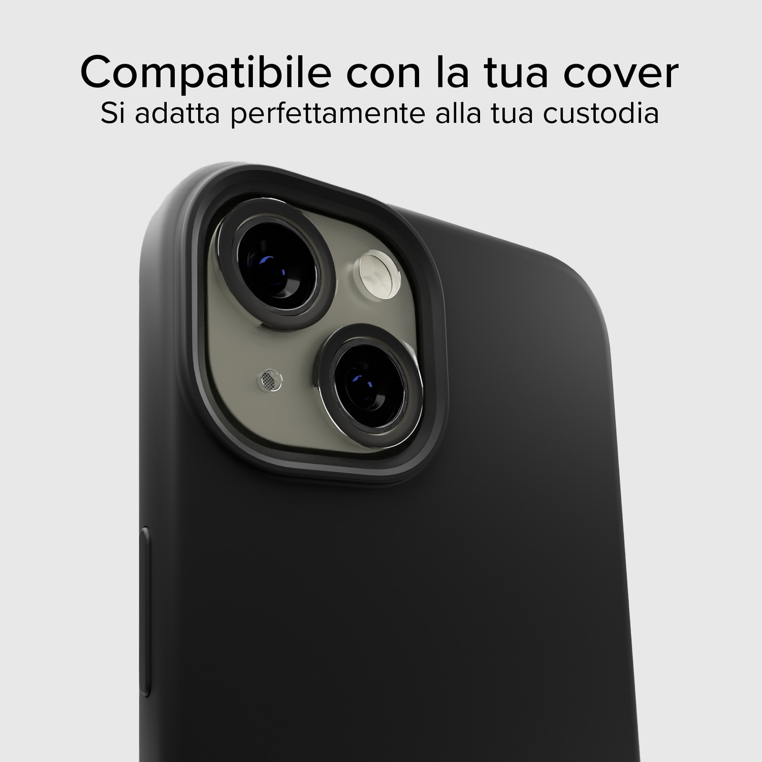 Primo piano di una custodia nera per telefono con lenti della fotocamera. Il testo in alto dice: 'Compatibile con la tua cover'.