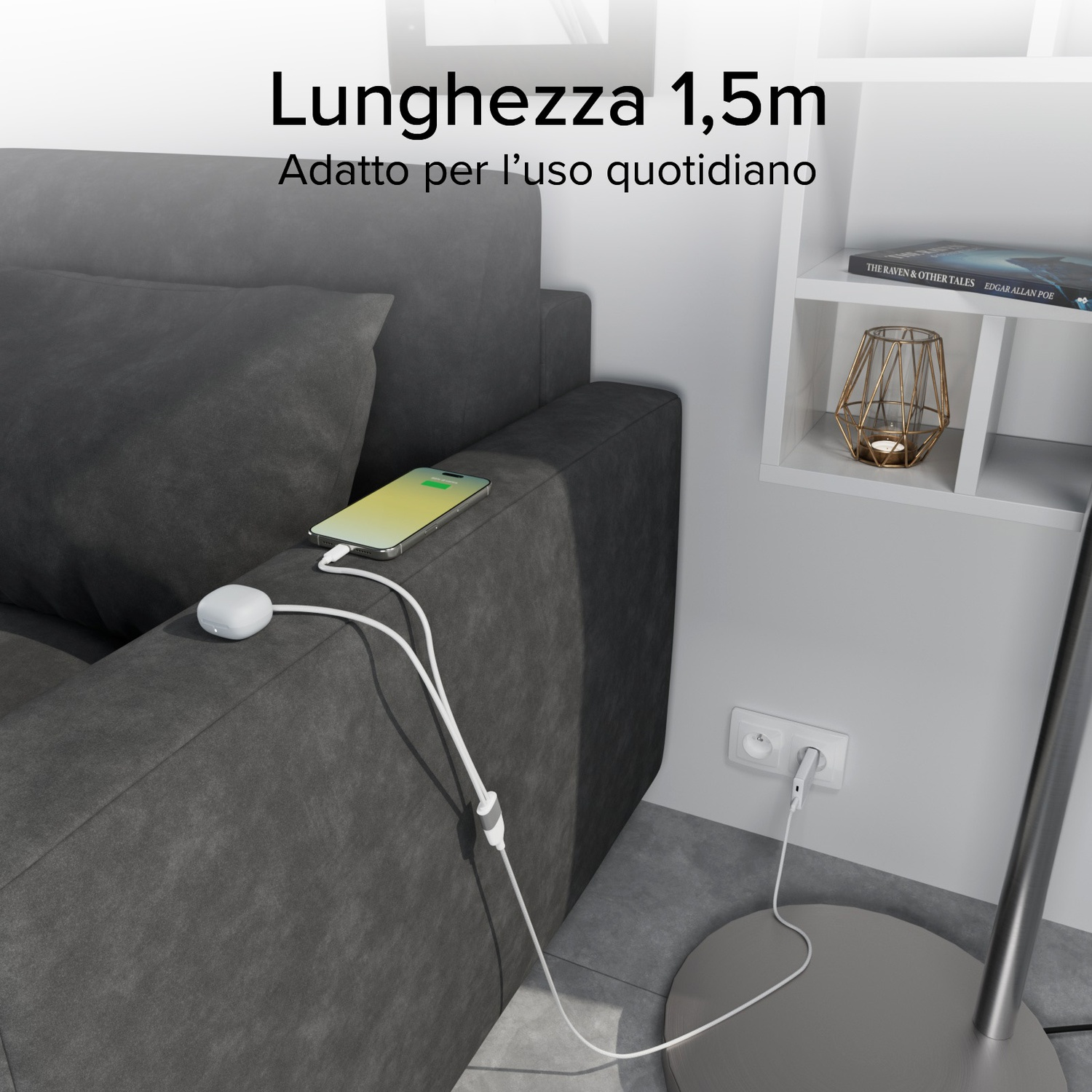 Un telefono si carica su un divano grigio. Un cavo bianco lo collega a una presa a muro. Una mensola e una lampada sono sullo sfondo.