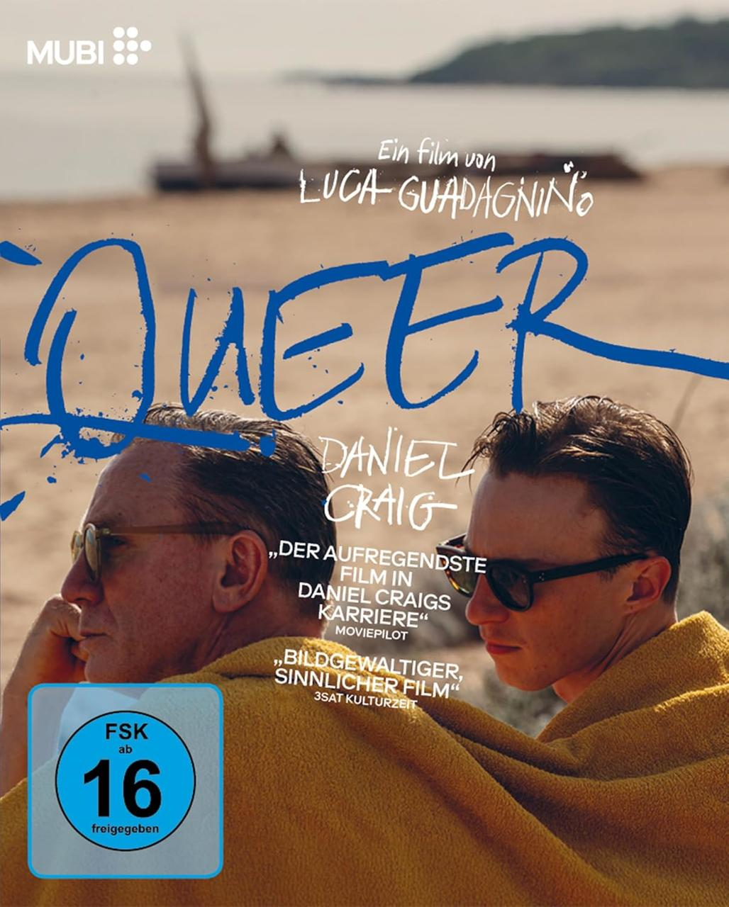 Filmplakat. Zwei Männer, Daniel Craig, sind auf dem Cover. Titel ist 'Queer'. Gelbes Handtuch. Hintergrund Strand. FSK 16.