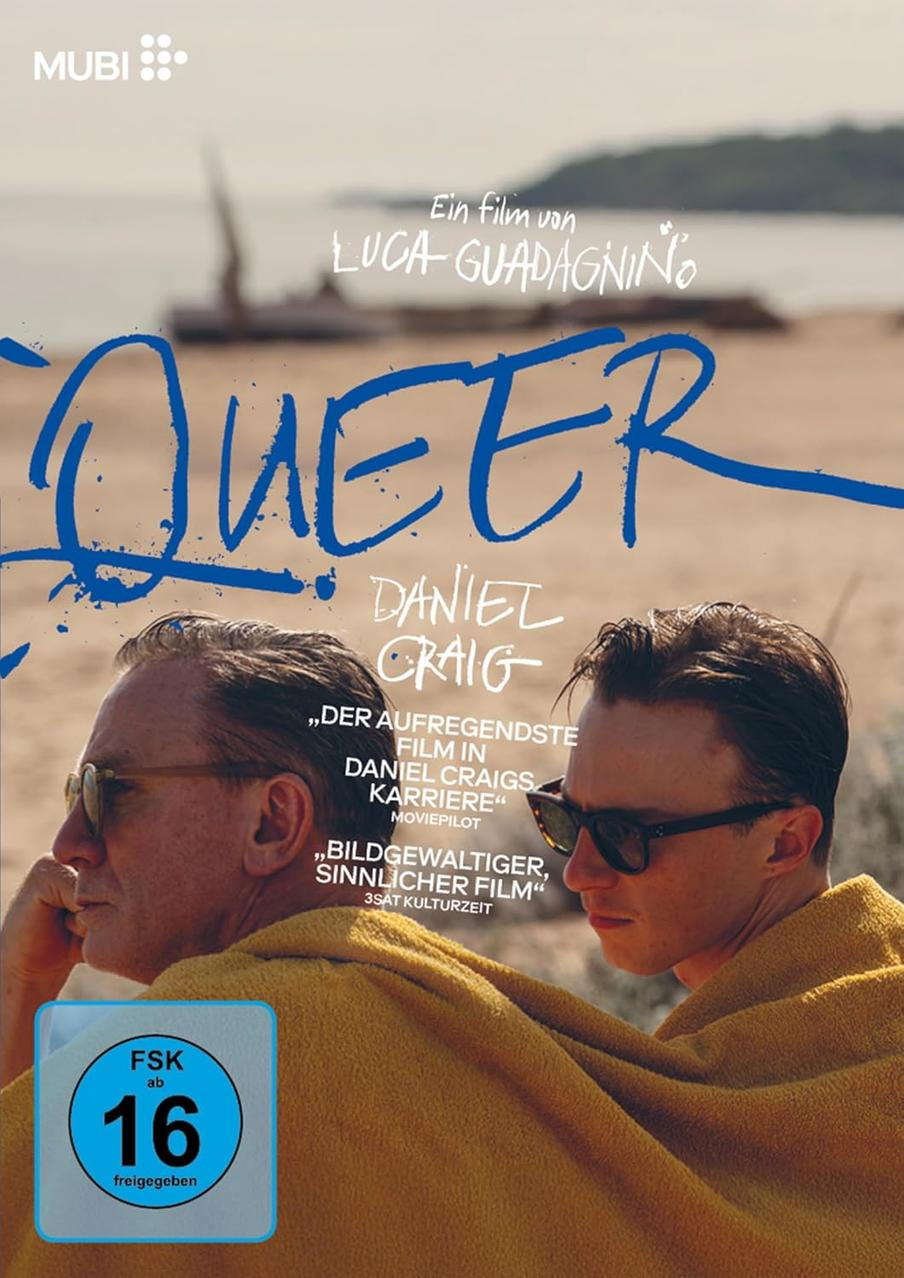 Zwei Männer in gelben Handtüchern am Strand, mit dem Titel "Queer".