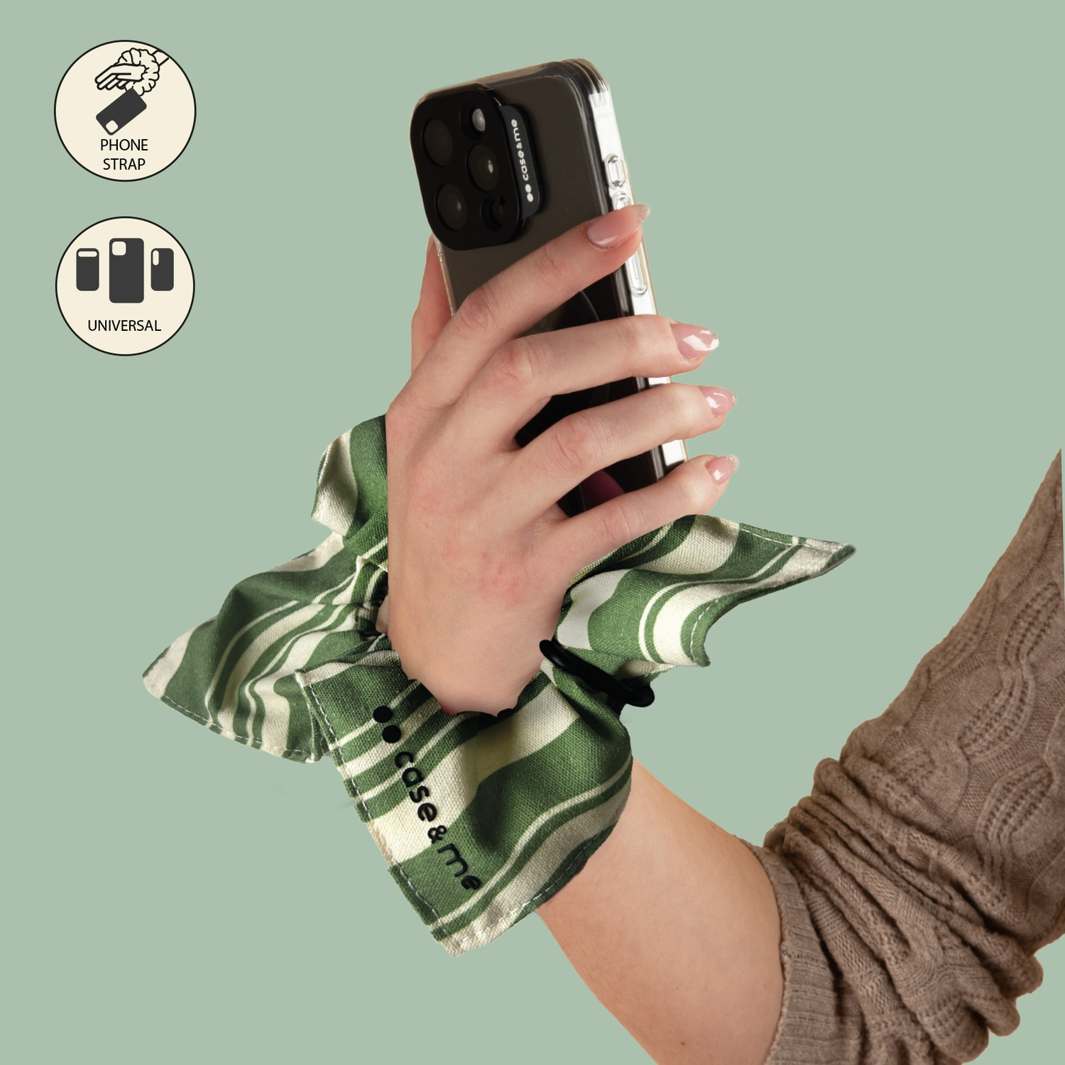 Mano che tiene il telefono con scrunchie verde e bianco. Icone cinturino e universale a sinistra.