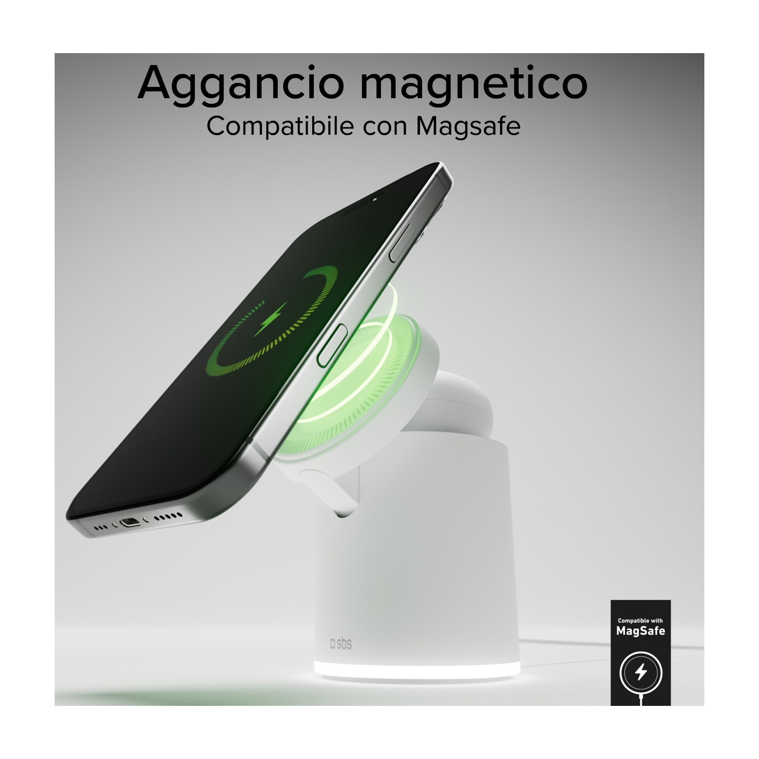 Un telefono è collegato magneticamente a un supporto di ricarica bianco. Indicatore di carica verde sul telefono. Testo: "Aggancio magnetico, Compatibile con MagSafe".