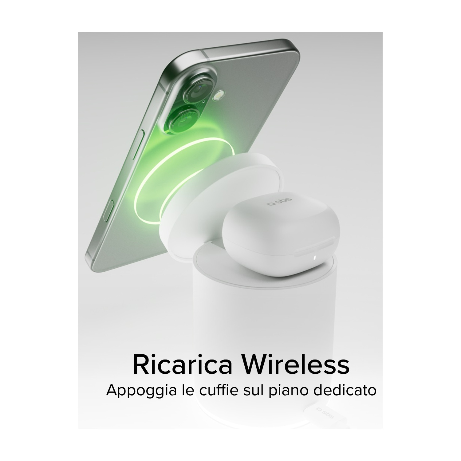 Un telefono argentato si ricarica in modalità wireless. Davanti c'è una stazione di ricarica bianca con auricolari. Bagliore verde attorno al telefono.