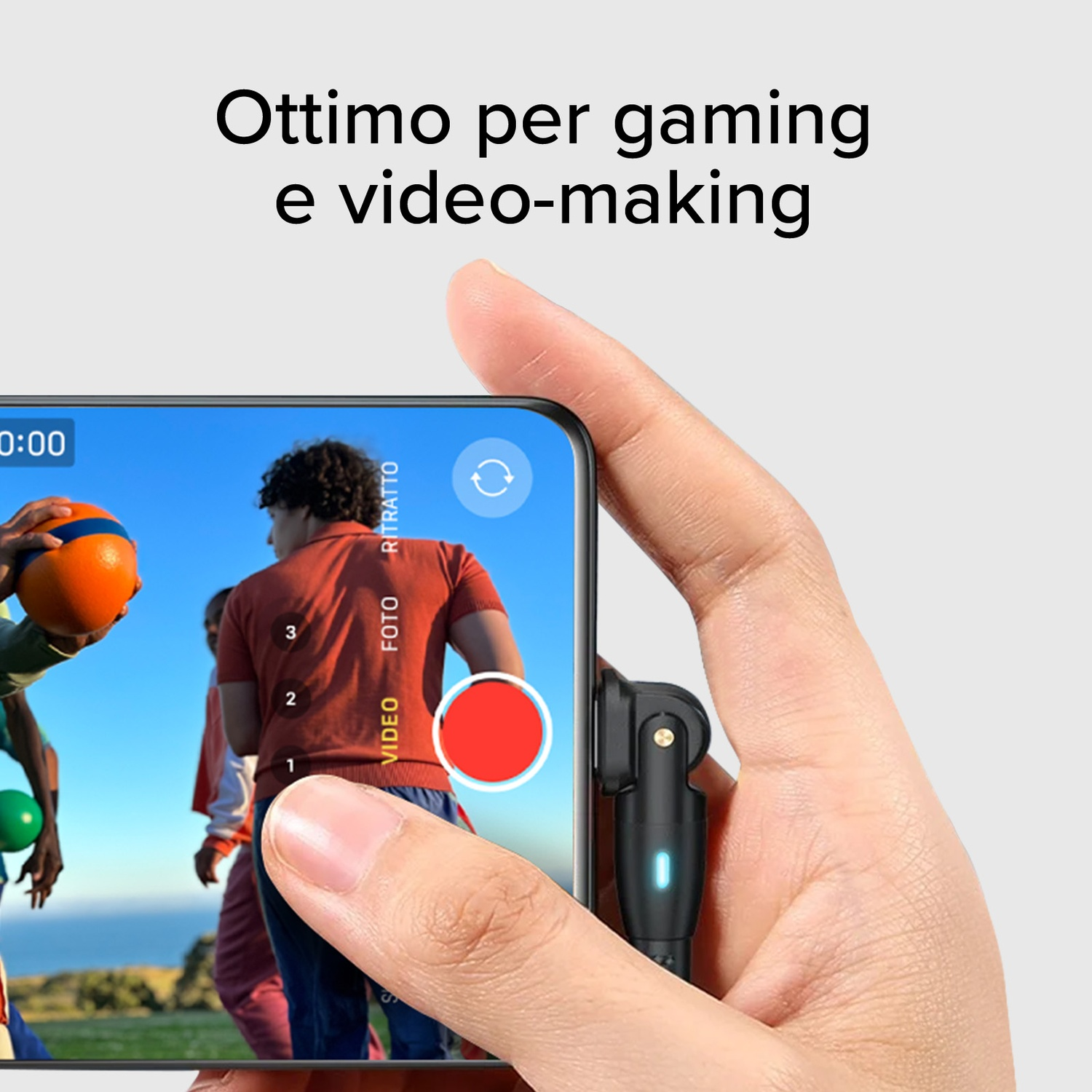Una mano tiene un telefono che filma persone. Il telefono è collegato a un dispositivo nero. Testo: 'Ottimo per gaming e video-making'.
