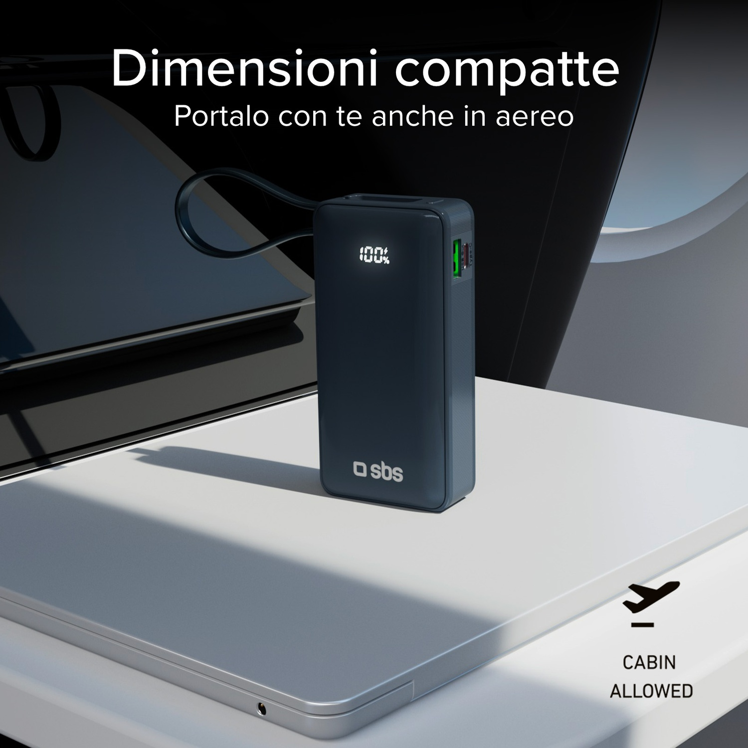 Power bank blu scuro su superficie bianca, con icona aereo e testo “Cabin Allowed”. Sfondo: finestrino aereo.