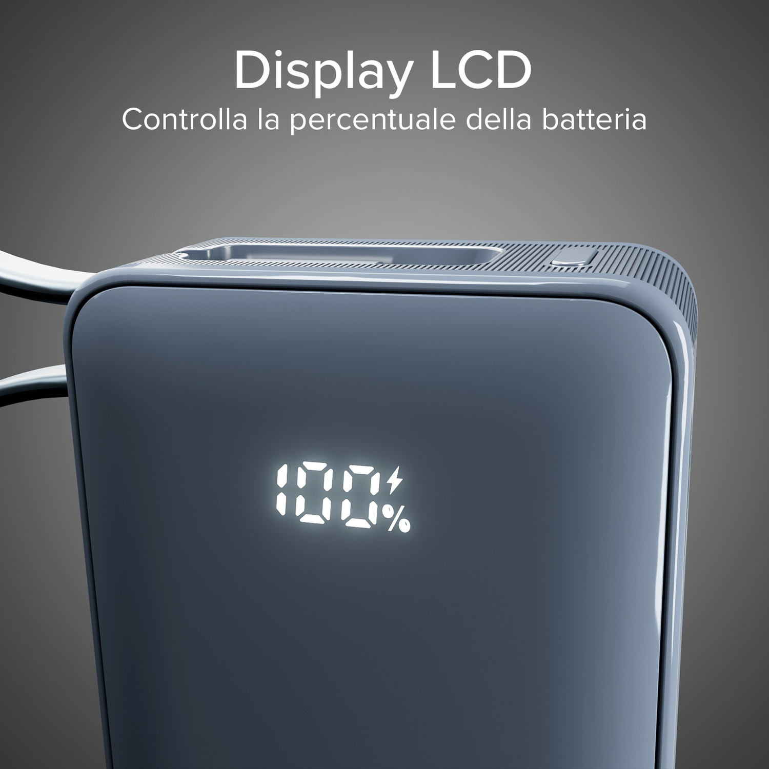 Primo piano di un power bank grigio scuro. Mostra il 100% su uno schermo luminoso. Il testo in alto dice 'Display LCD'.