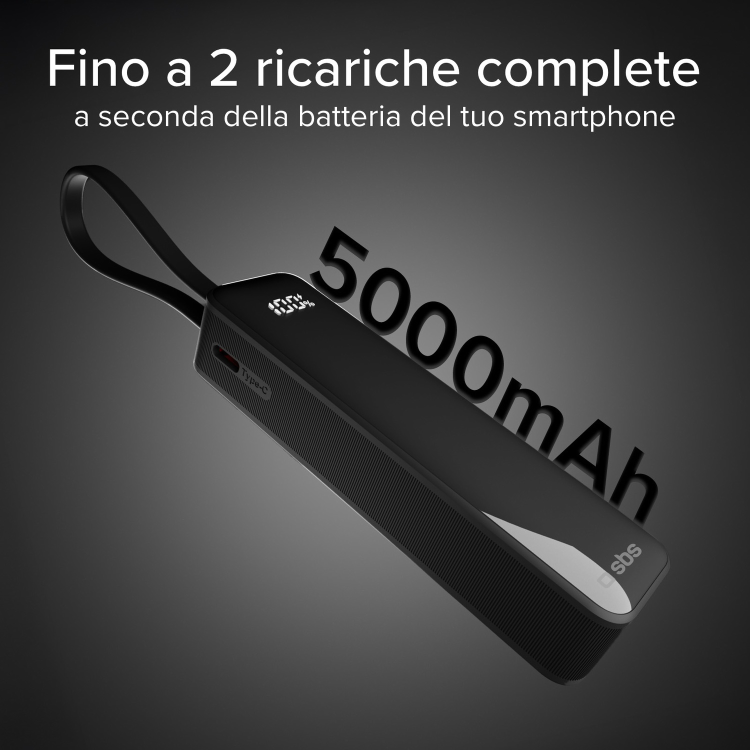 Power bank nero con 5000mAh. Il testo in alto dice 'Fino a 2 ricariche complete'. Lo sfondo è grigio scuro.