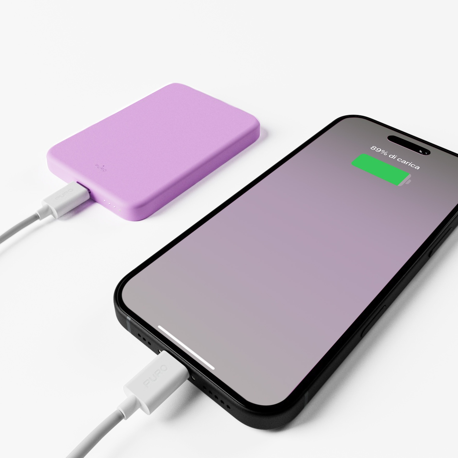 Un telefono in carica con un power bank viola. Lo schermo mostra l'89% di carica. Entrambi sono collegati da cavi bianchi.