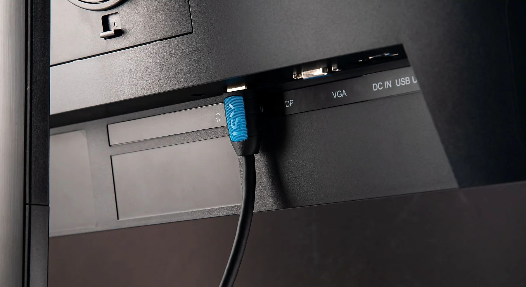 Fekete monitor hátulja kék-fekete kábellel. DP, VGA, DC IN, USB feliratú portok. ISI logós kábel.