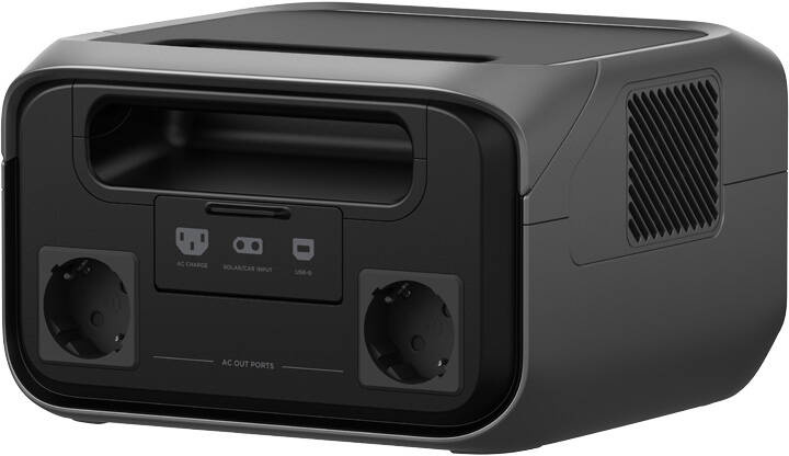 Fekete hordozható áramforrás. AC kimenetekkel, USB portokkal, és napelem/autó bemenettel rendelkezik. Fogantyúval és szellőzővel.
