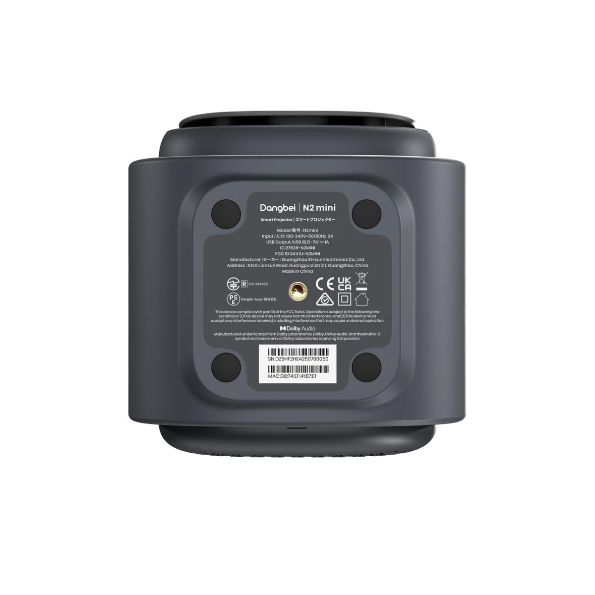 Ein grauer Dangbei N2 Mini Projektor. Auf der Unterseite befinden sich Spezifikationen und Etiketten, einschließlich Dolby Audio und CE-Kennzeichnungen.
