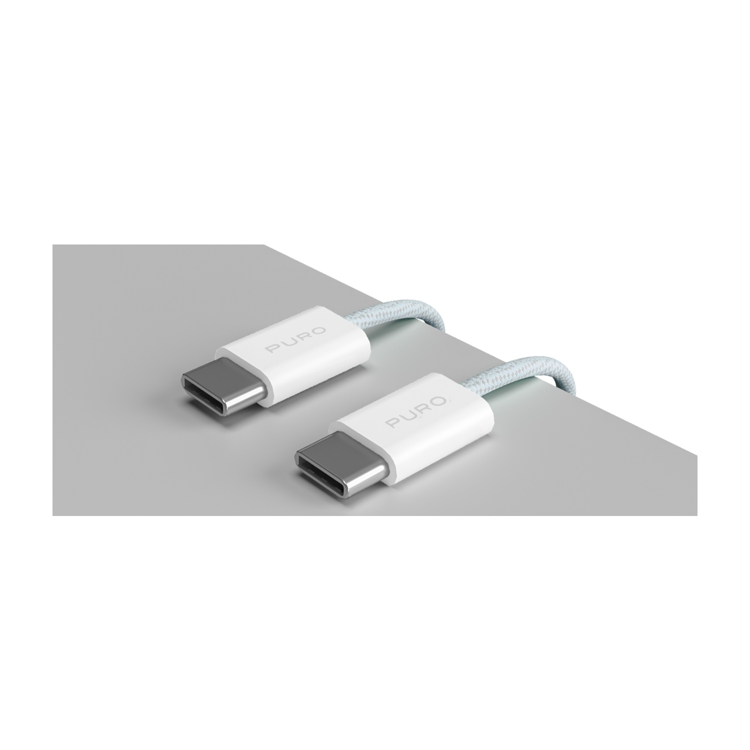 Due cavi USB-C bianchi con testo 'PURO' sui connettori bianchi, cavi intrecciati blu chiaro, posizionati su una superficie grigia.