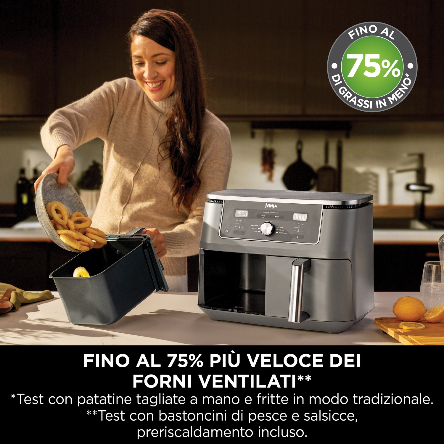 Donna versa anelli di cipolla in una friggitrice ad aria. La friggitrice ad aria è su un piano di lavoro. Un grafico mostra il 75% di grassi in meno.