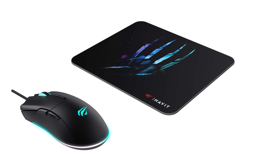 Siyah oyun faresi ve mousepad. Farede parlayan ışıklar var. Mousepad'de pençe tasarımı var.