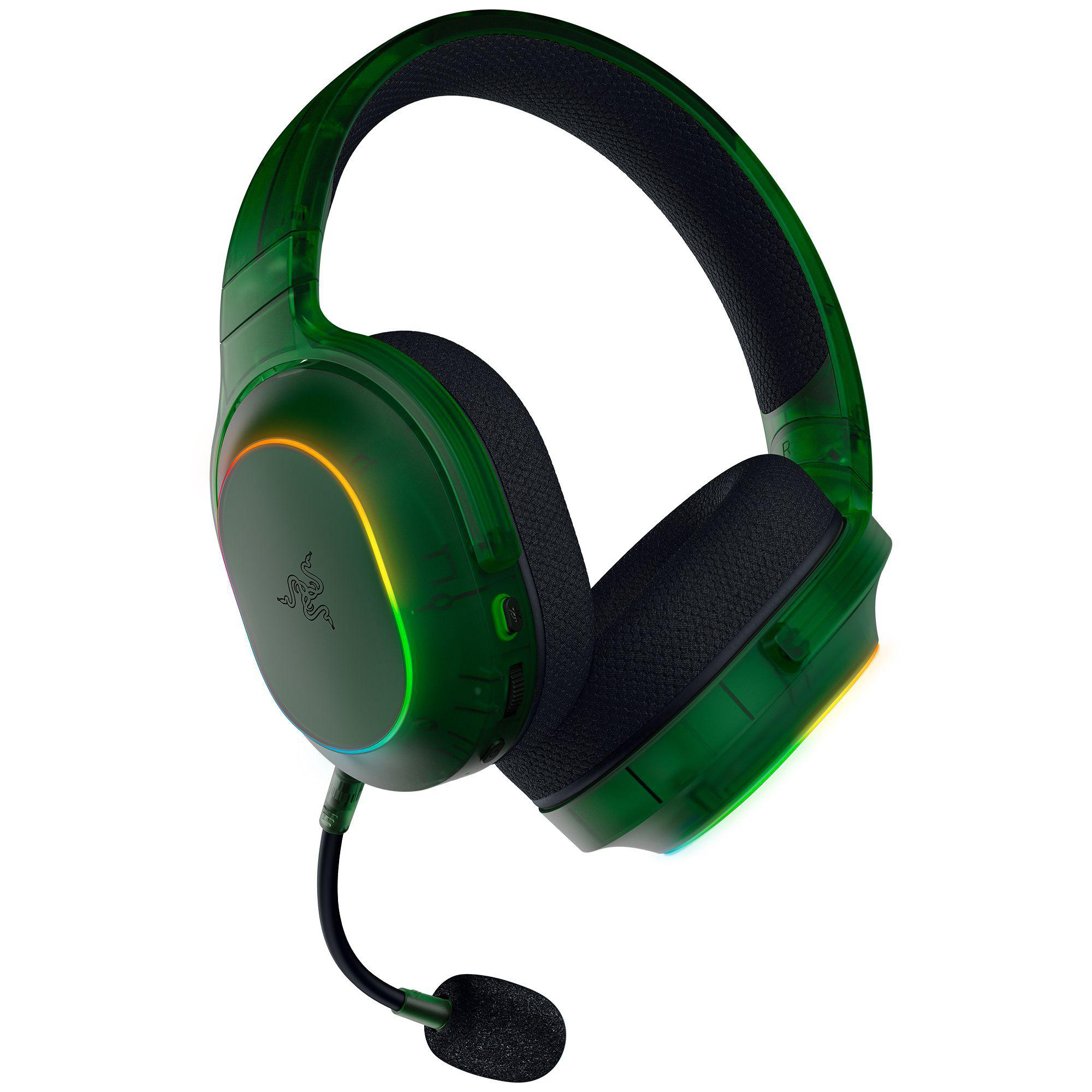 Grünes Gaming-Headset mit RGB-Beleuchtung. Schwarzes Mikrofon ragt heraus. Isoliert auf weißem Hintergrund.