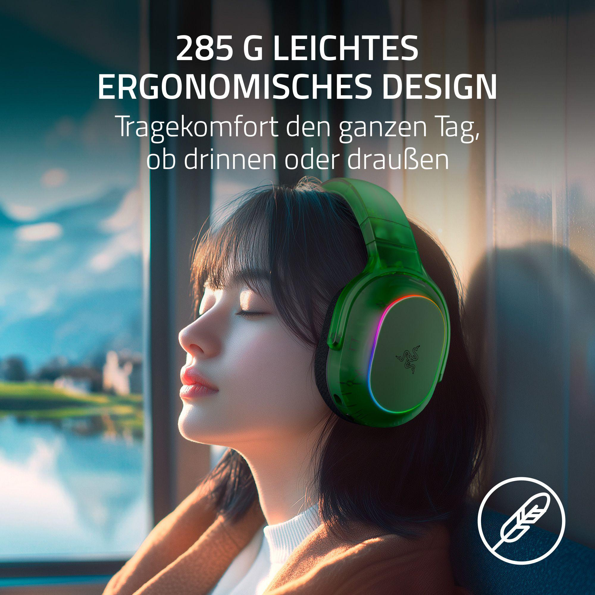 Frau mit grünen Kopfhörern, Augen geschlossen. Text: Ergonomisches Design. Hintergrund: sonnige Aussicht.