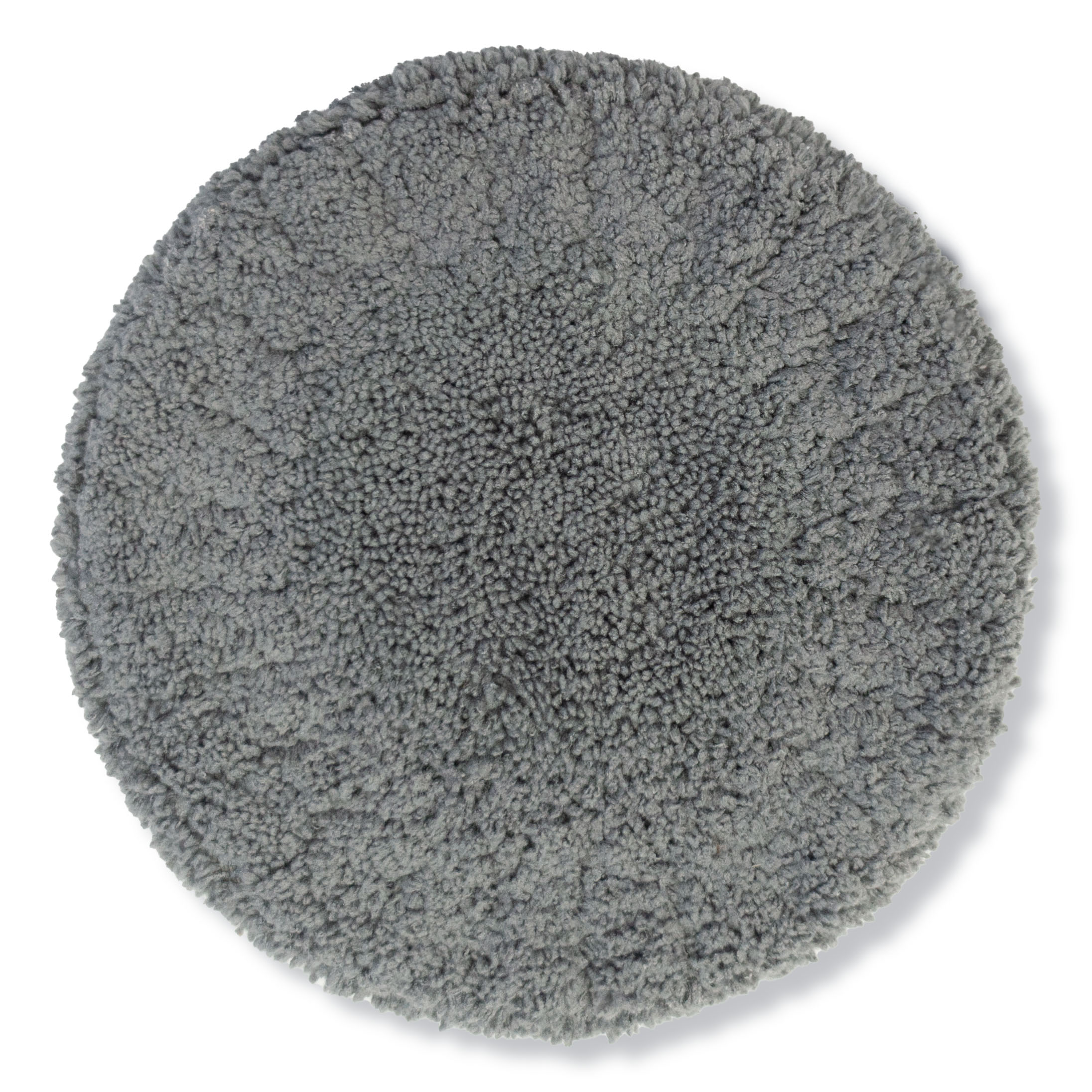 Okrągły, szary dywanik o puszystej fakturze, na białym tle z cieniem.