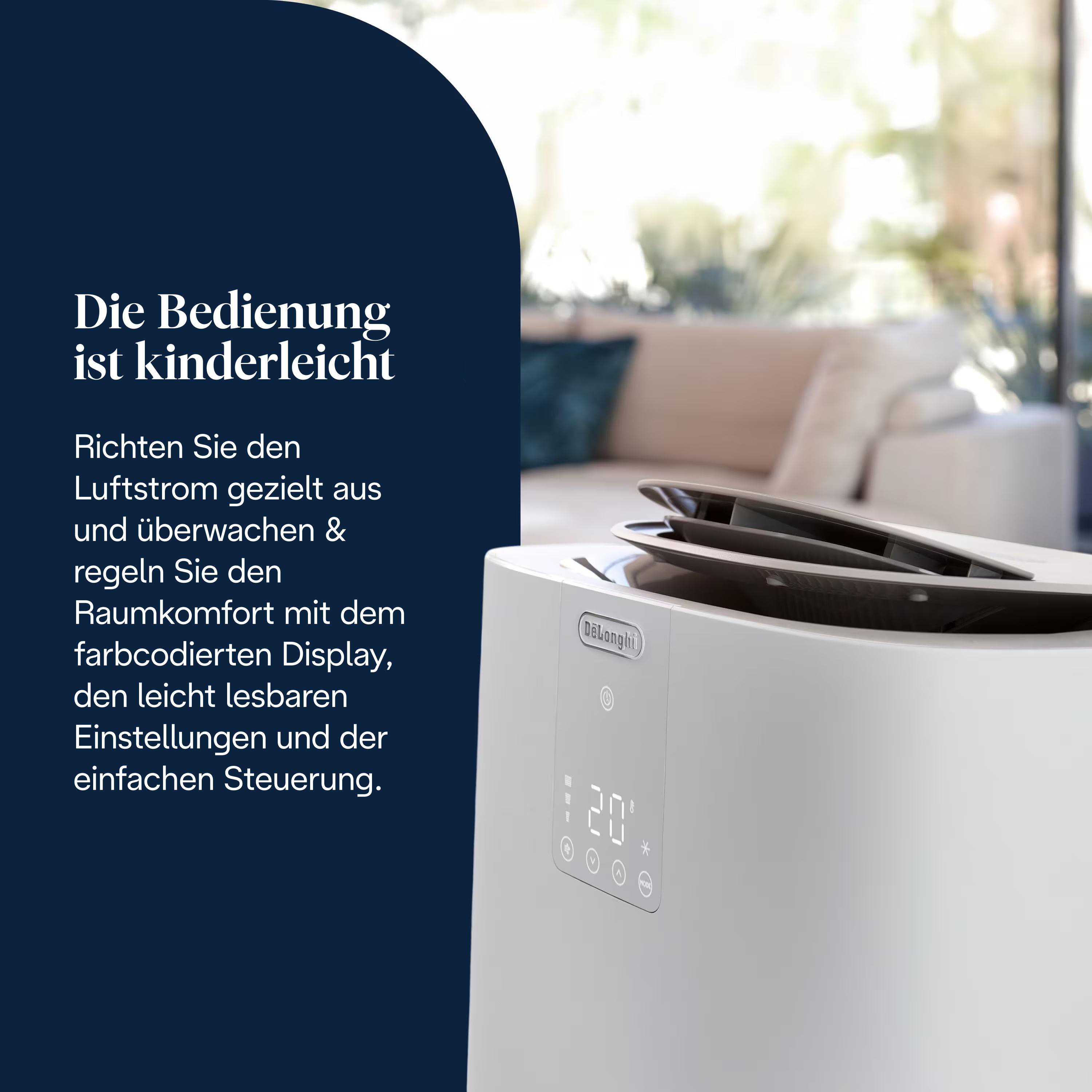 Weißer Luftreiniger mit Digitalanzeige, Text auf Deutsch. Im Hintergrund verschwommenes Wohnzimmer mit Sofa.