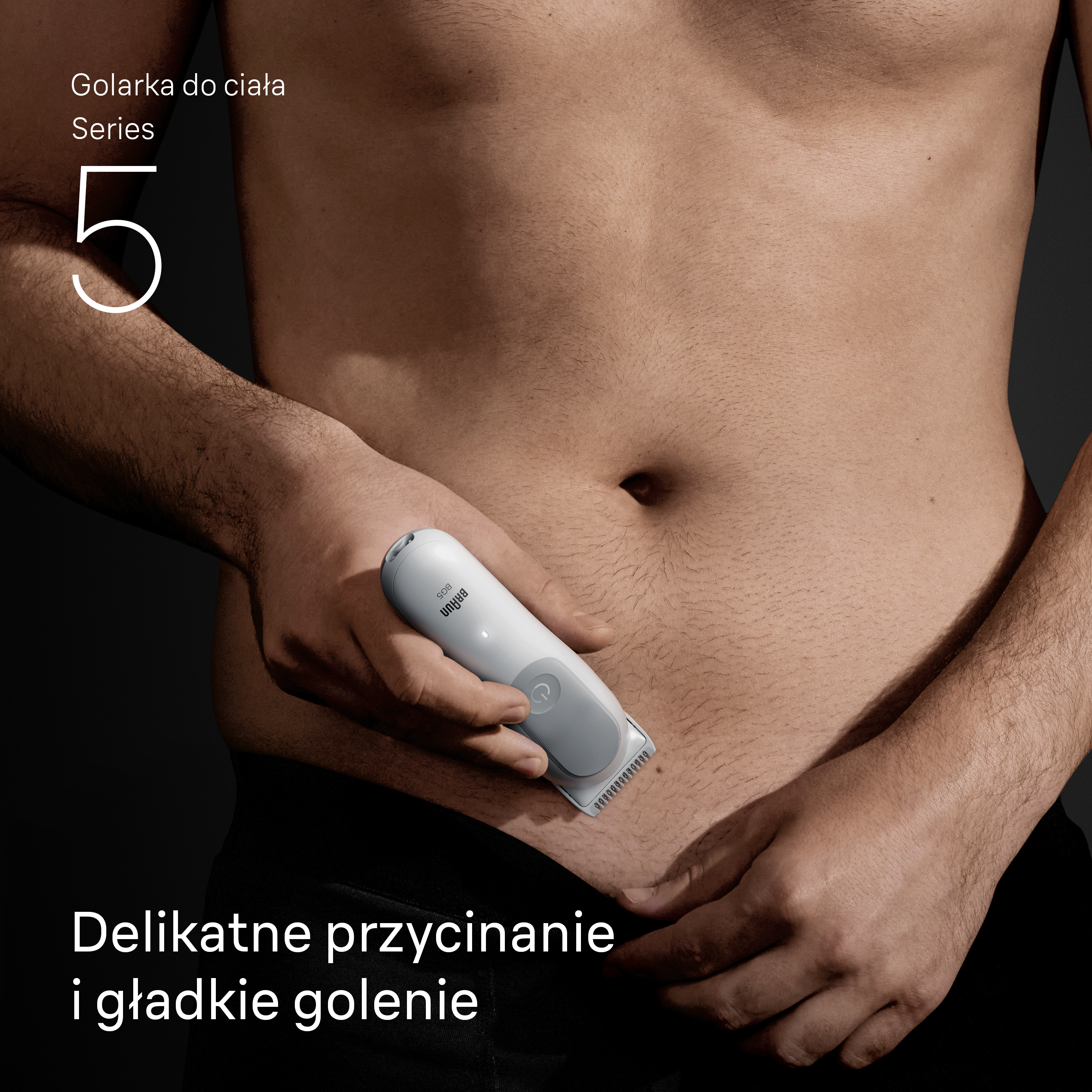 Mężczyzna trzyma białą maszynkę do golenia ciała. Maszynka jest blisko brzucha. Tekst u góry: Seria 5. Tekst u dołu: Delikatne przycinanie i gładkie golenie.