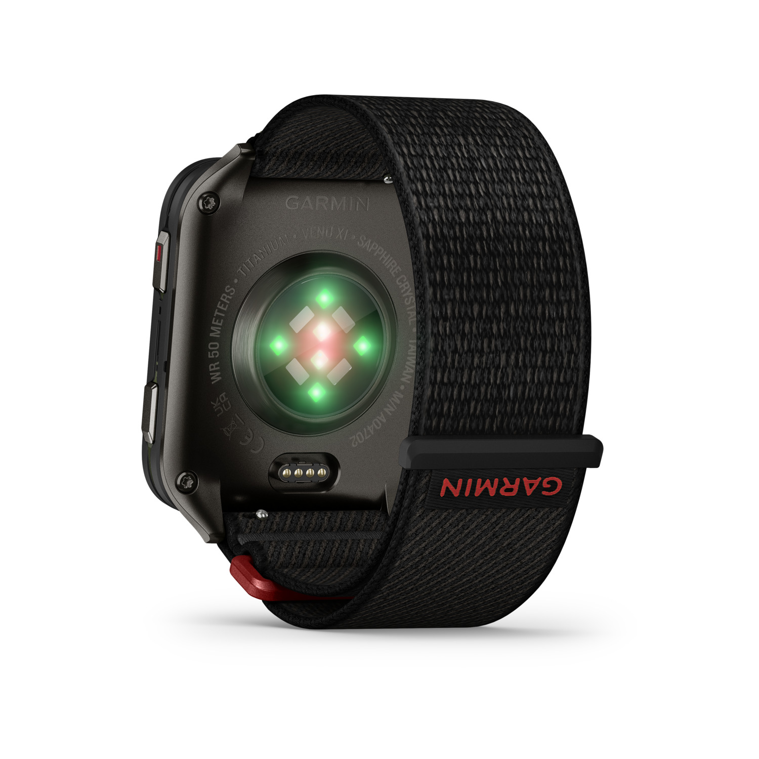 Montre Garmin noire, vue arrière, avec bracelet en tissu. Lumières vertes et rouges du capteur visibles. Texte: Garmin, Titane, Cristal saphir.