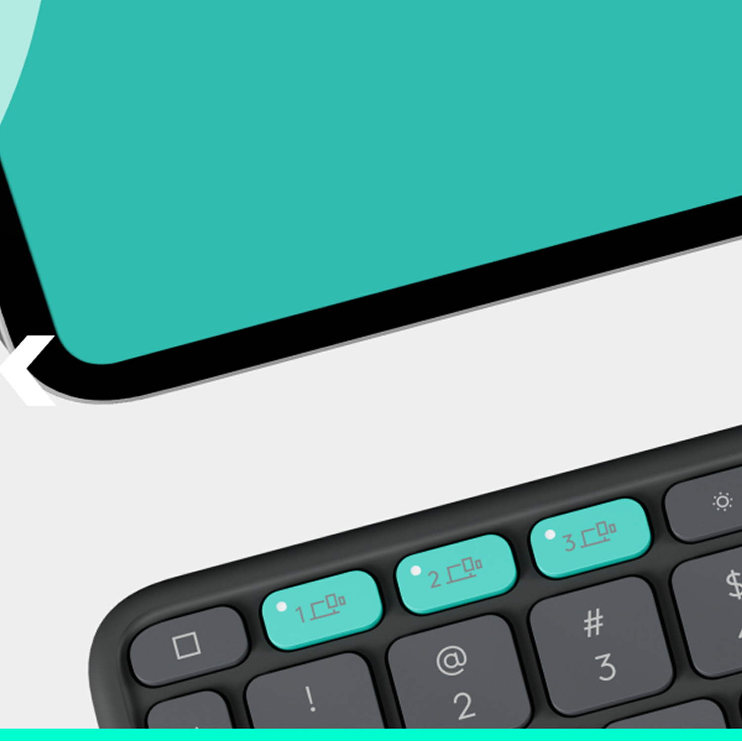 Un teclado negro con teclas de función turquesa. Una forma turquesa y negra en el fondo. Fondo blanco.