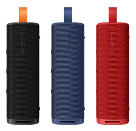 Trzy głośniki Xiaomi w kolorze czarnym, niebieskim i czerwonym, każdy z pasującym paskiem. Mają logo Xiaomi.