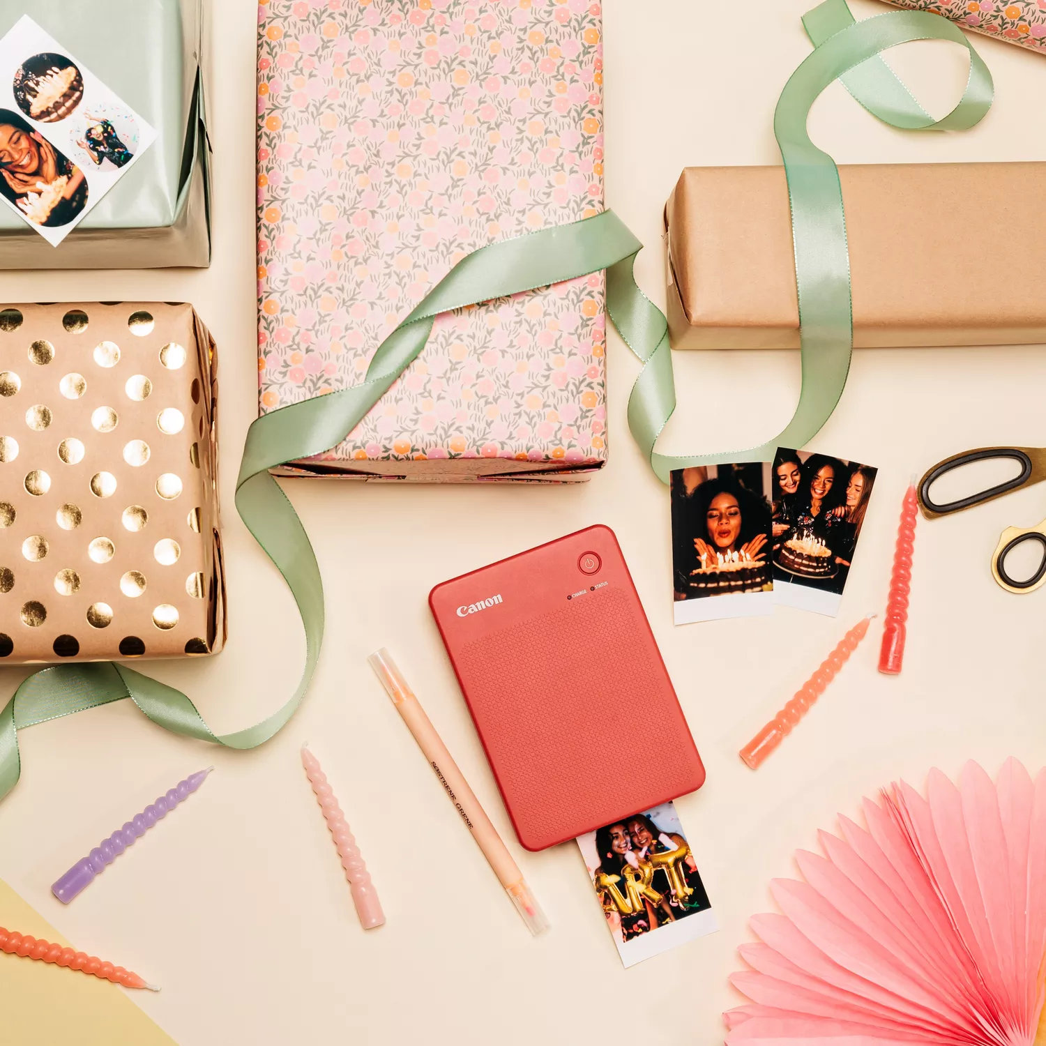 Zapkowane prezenty, zdjęcia, świece, drukarka i dekoracje na jasnym tle. Koncepcja obchodów urodzin.