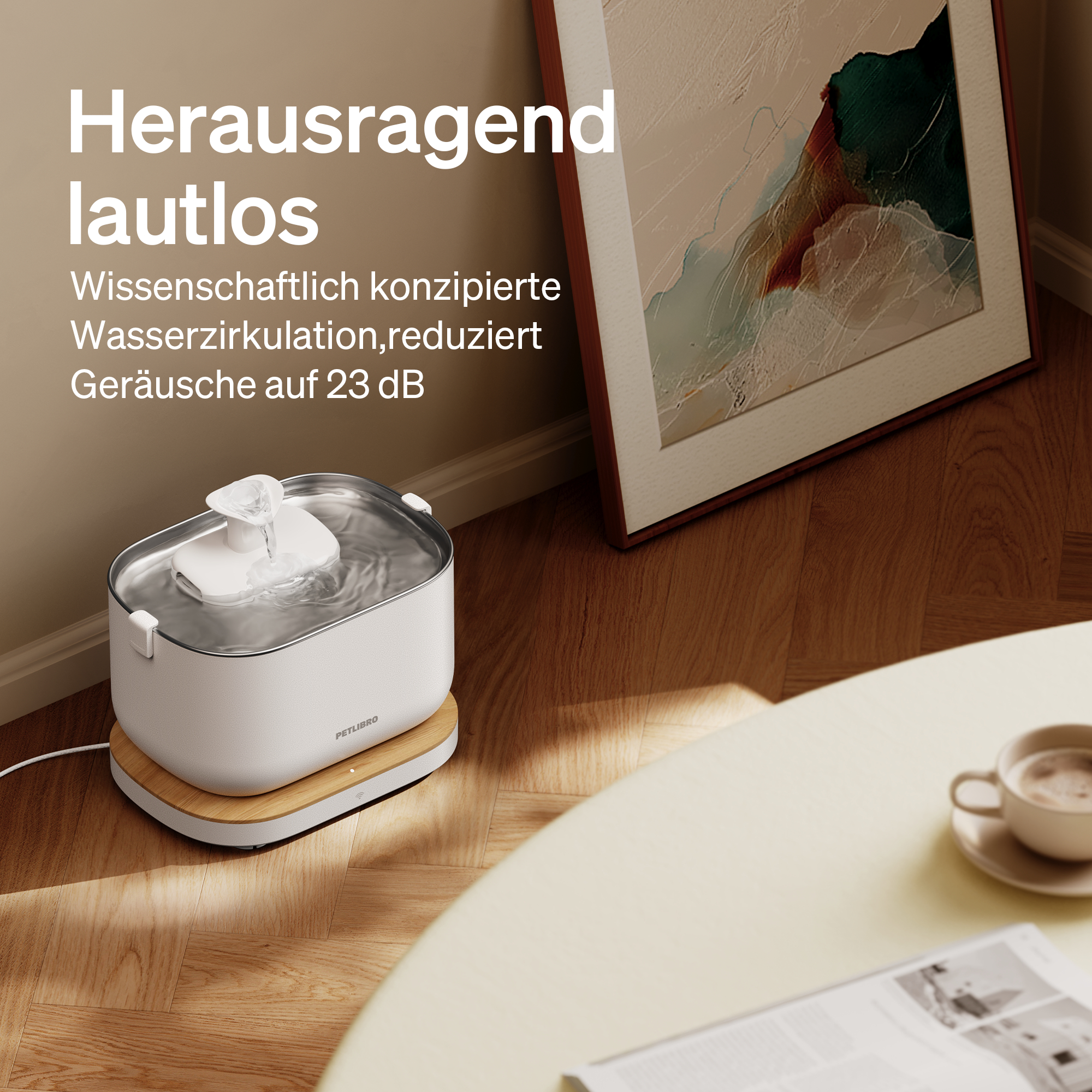 Ein weißer Haustier-Wasserbrunnen mit fließendem Wasser, einem Holzständer, einem gerahmten Gemälde, einem Tisch und einer Tasse Kaffee.