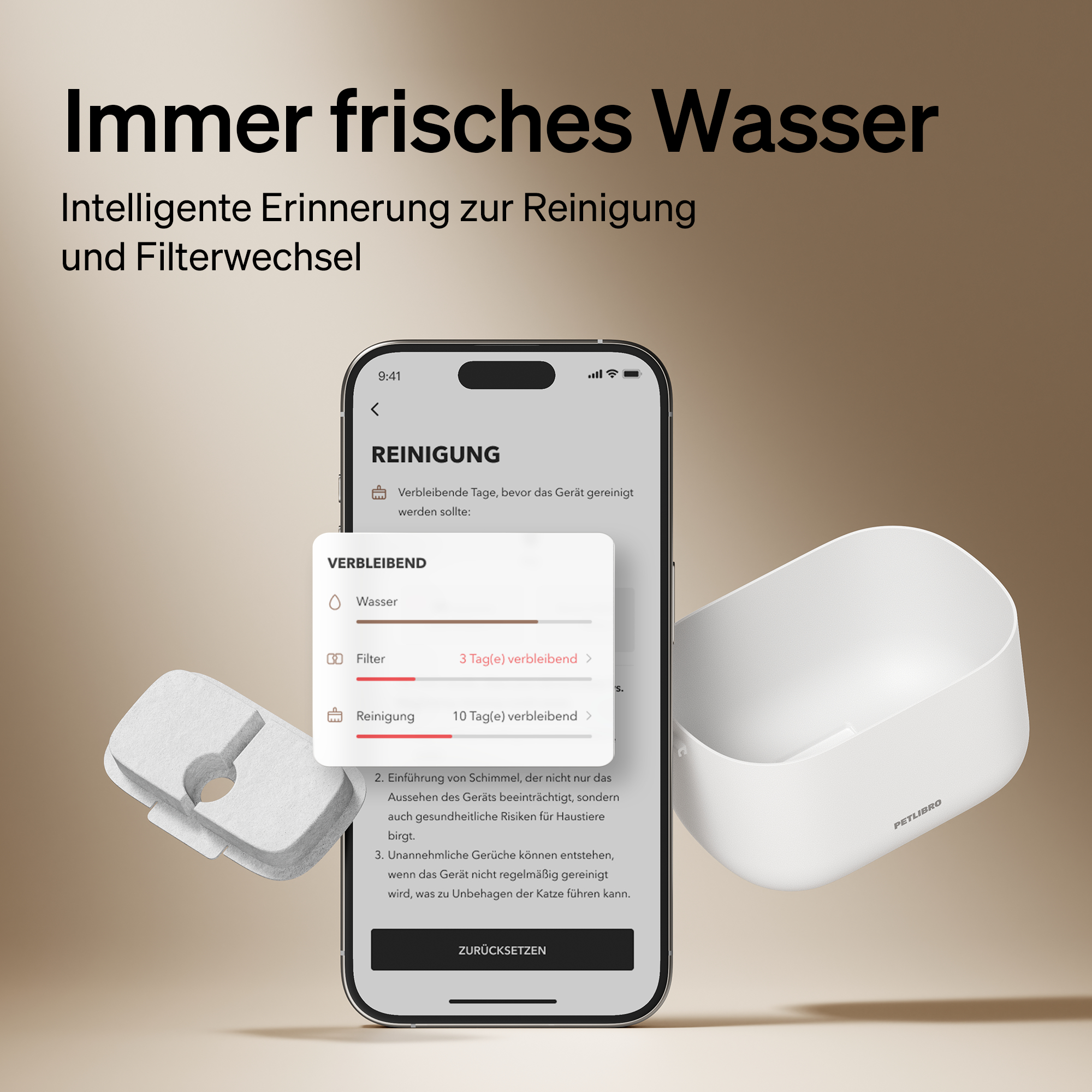 Das Bild zeigt ein Telefon mit einer Reinigungserinnerung, einem Filter und einer Wasserschüssel, alles vor braunem Hintergrund.