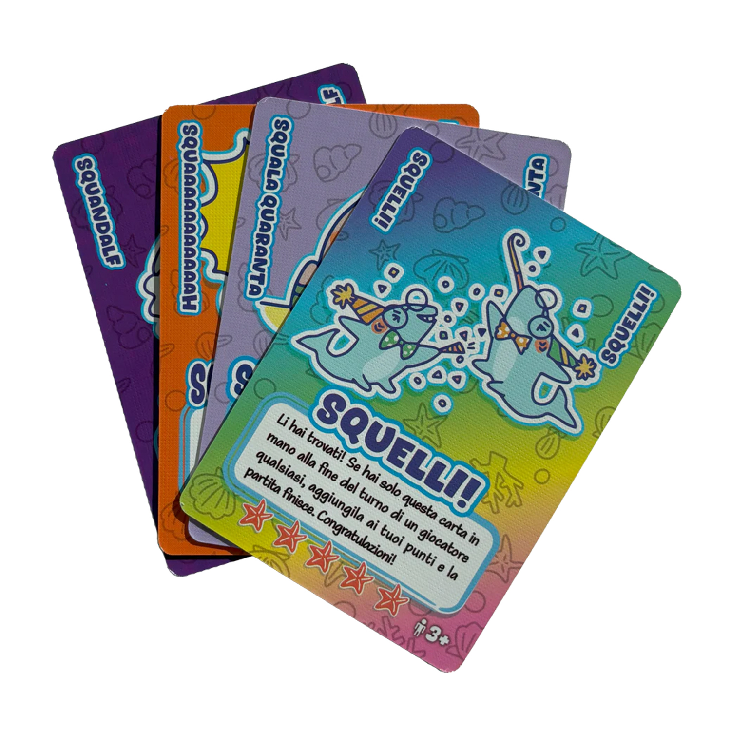 Quattro carte da gioco colorate, con personaggi dei cartoni animati e testo in italiano. Le carte sono viola, arancioni, blu e verdi.