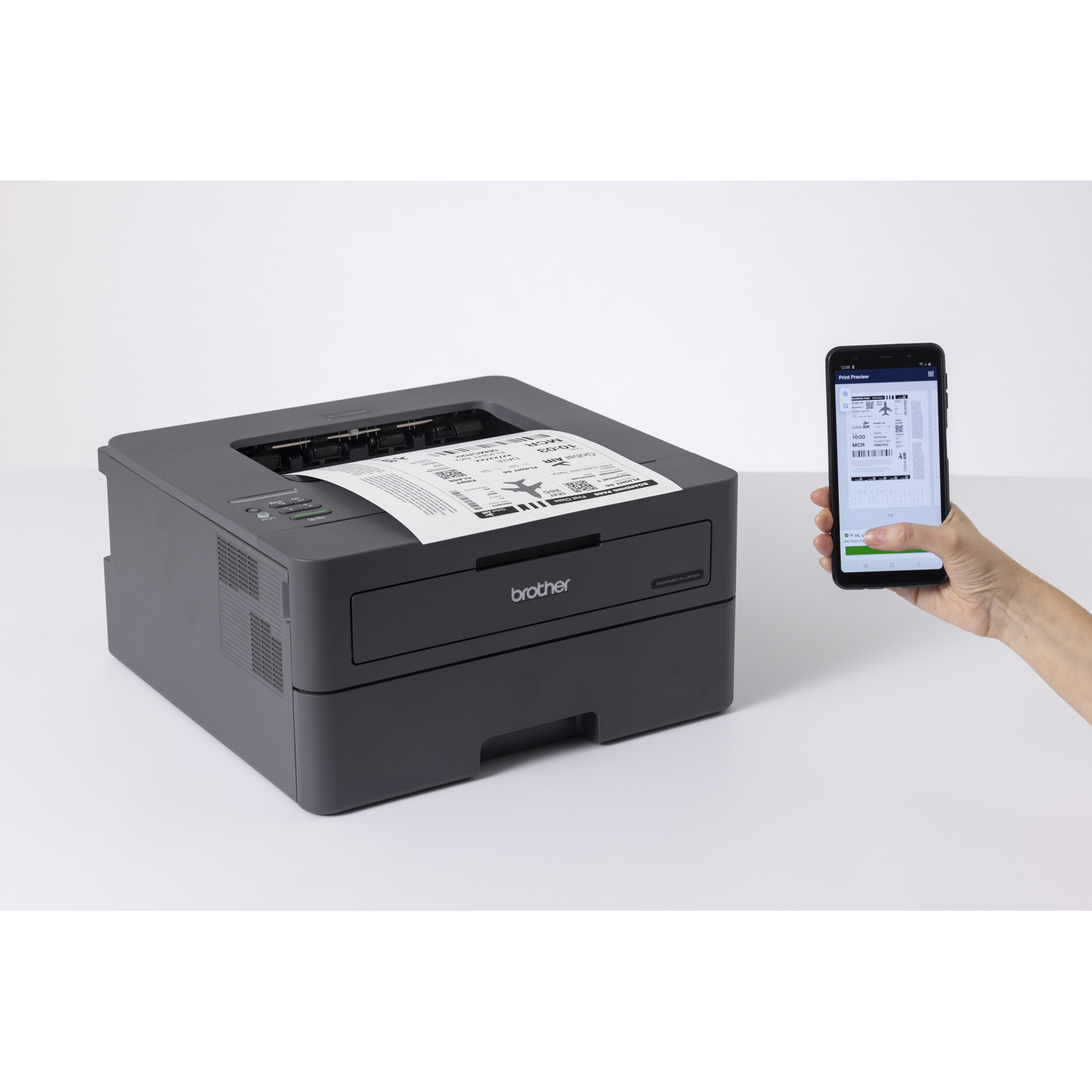 Een grijze Brother-printer print een instapkaart. Een smartphone toont de instapkaart, vastgehouden door een hand. Witte achtergrond.