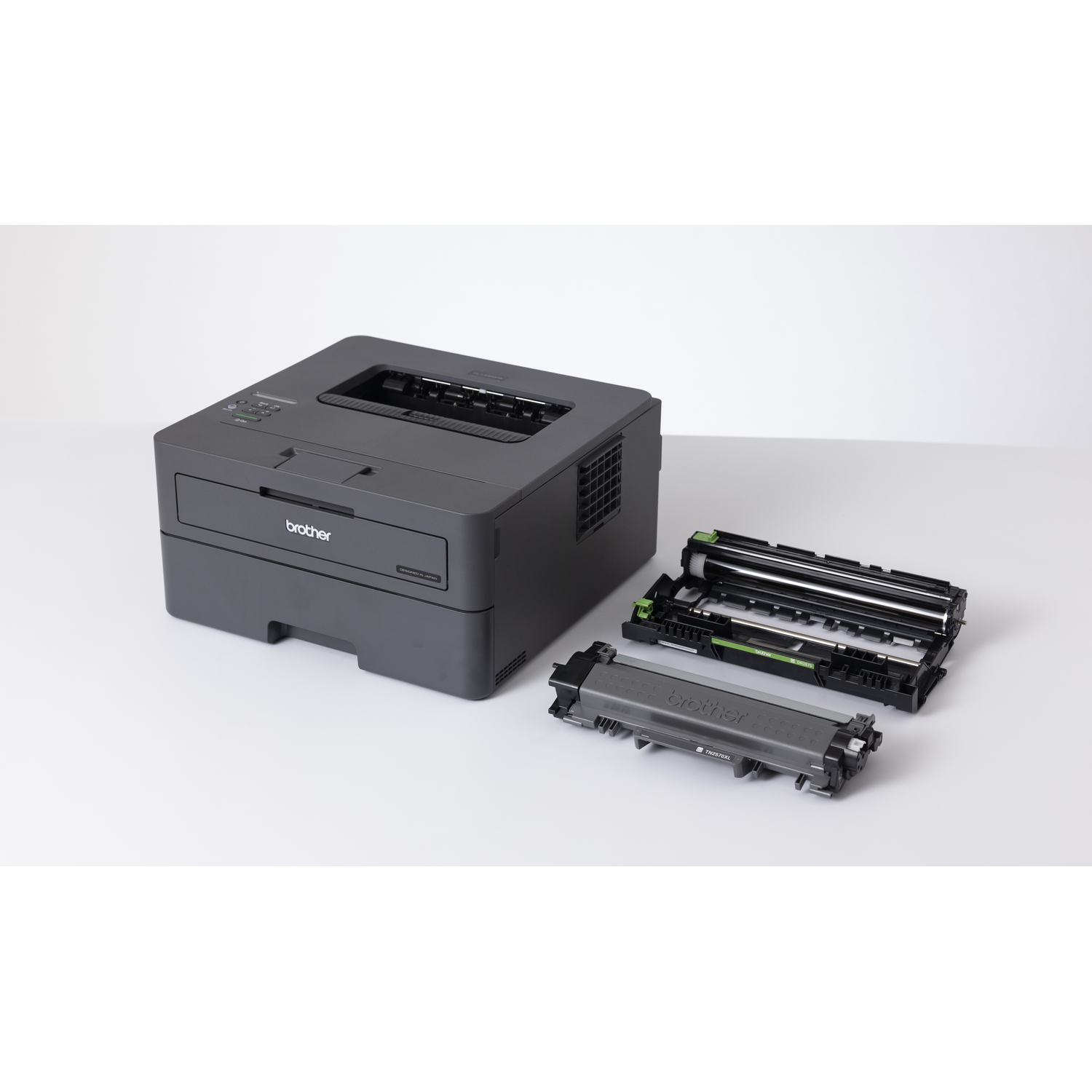 Een Brother-printer met een tonercartridge en drumunit wordt weergegeven op een wit oppervlak.