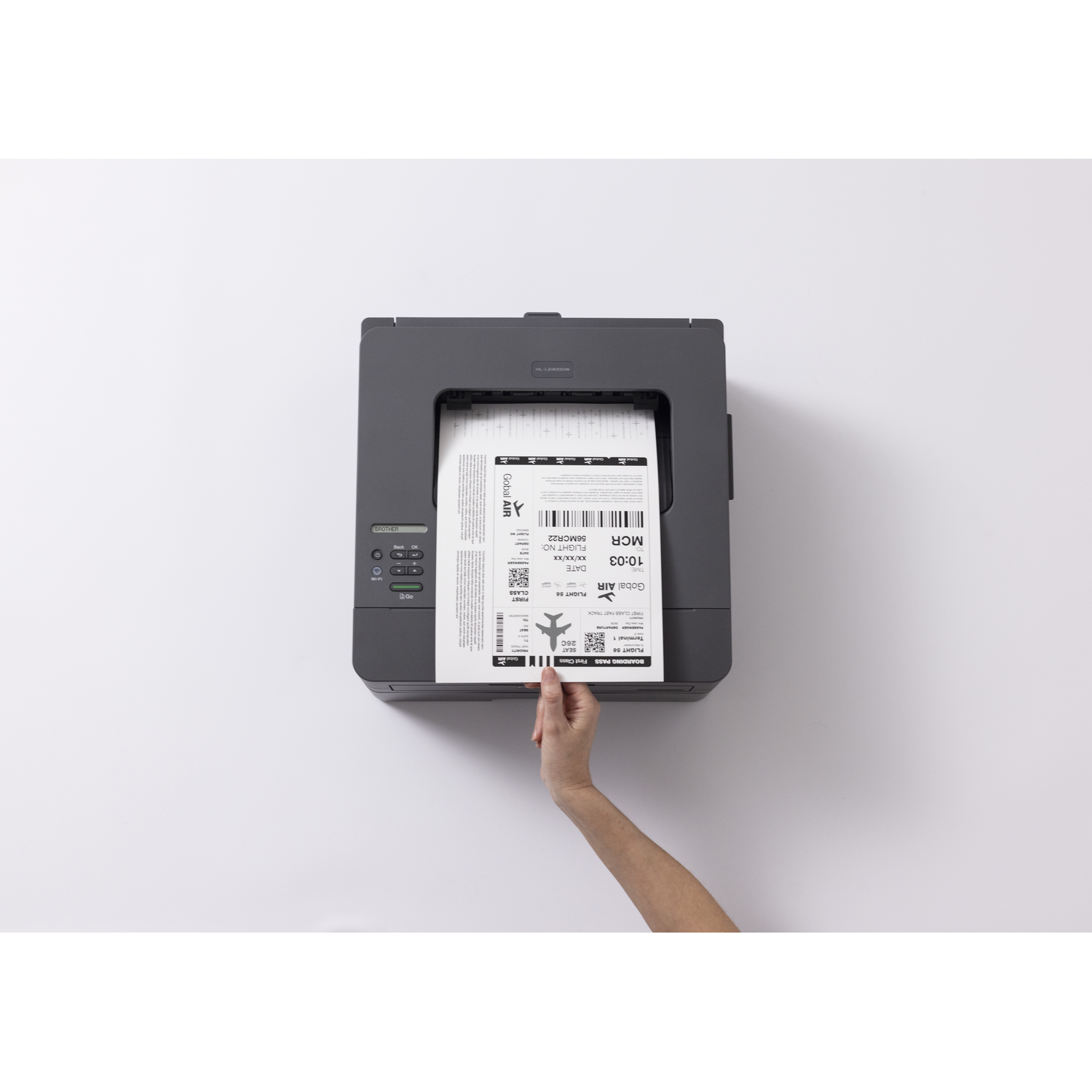 Een printer print een instapkaart. Een hand trekt de pas. Witte achtergrond.