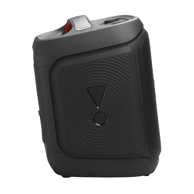 Altavoz portátil negro con asa y logo JBL. Tiene una superficie texturizada y un pequeño detalle naranja.