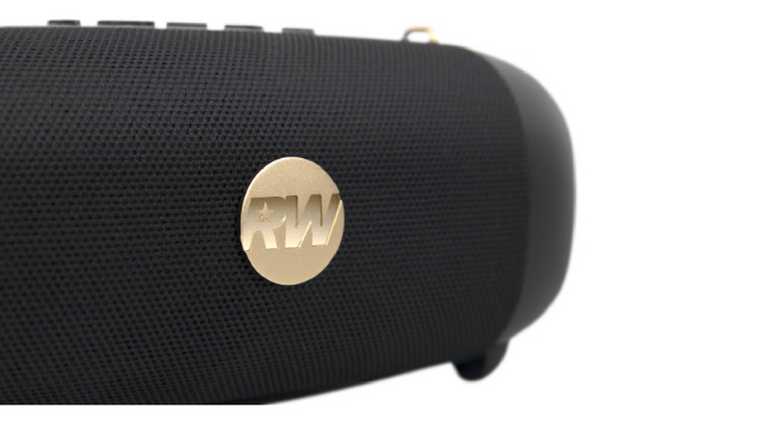 Altavoz negro con logo dorado. El altavoz es cilíndrico. Fondo blanco.