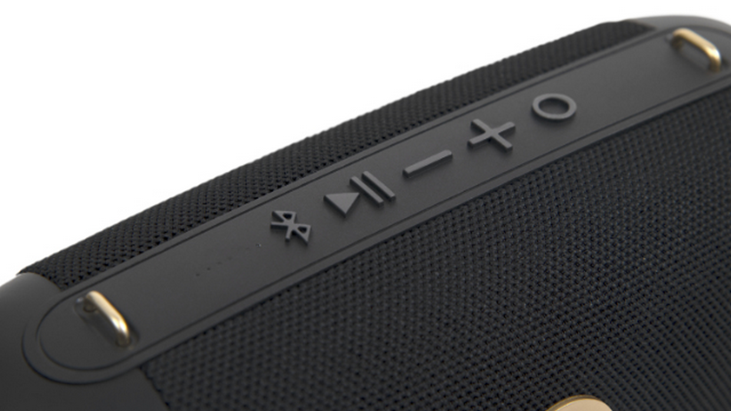 Primer plano de un altavoz negro con botones de control y tela de malla. Se ven detalles dorados. Botones incluyen reproducir, volumen y Bluetooth.