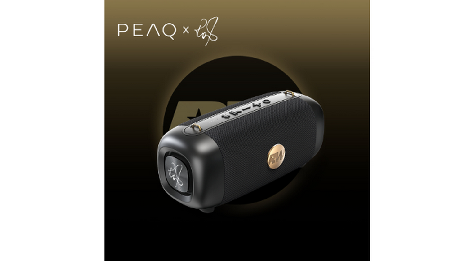 Altavoz negro con detalles dorados, logo y firma sobre fondo marrón degradado. Logo PEAQ x arriba a la izquierda.