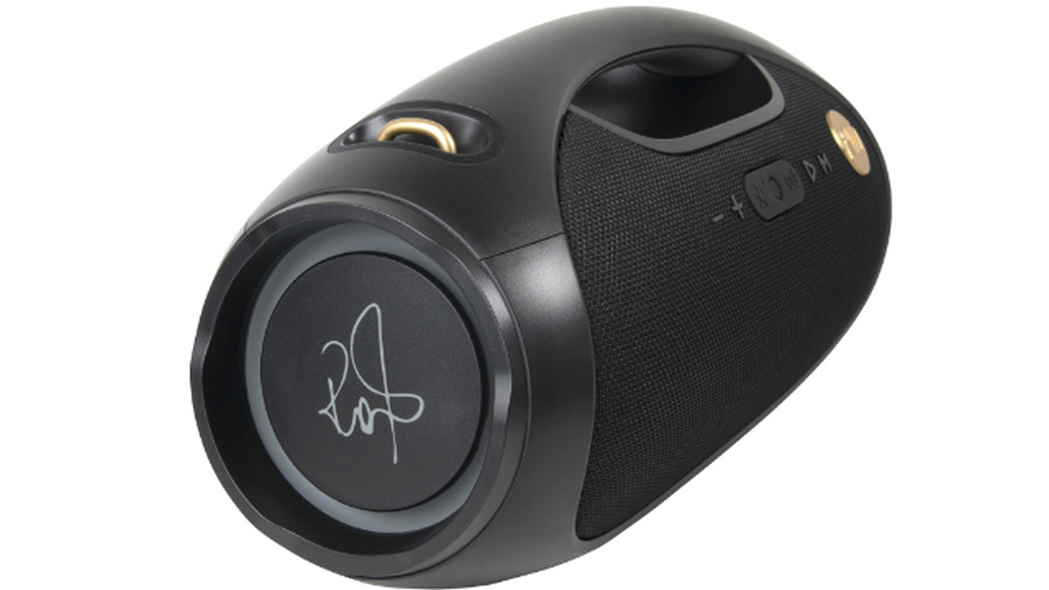 Altavoz portátil negro con asa, botones de volumen y un altavoz circular con una firma en el frente.
