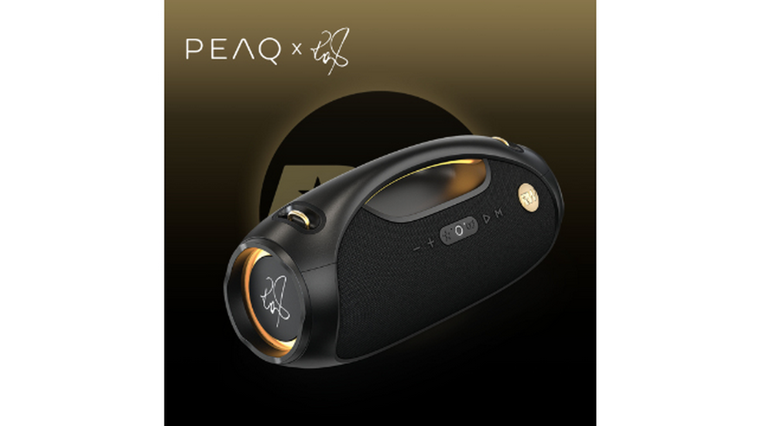 Altavoz PEAQ negro y dorado con logotipo de firma. Cuenta con botones, asa y diseño circular. Fondo negro con logo.
