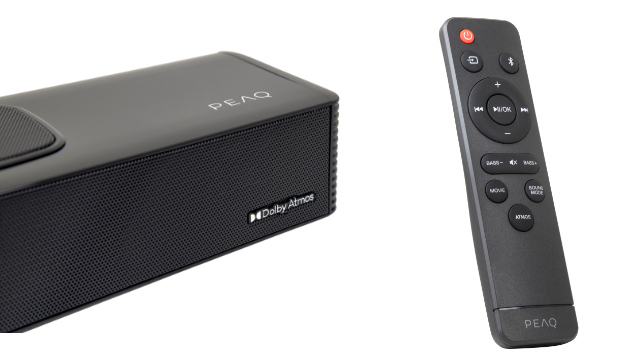 Barra de sonido y control remoto negros. La barra de sonido está etiquetada como PEAQ, Dolby Atmos. El control remoto tiene botones para encendido, volumen y modos.