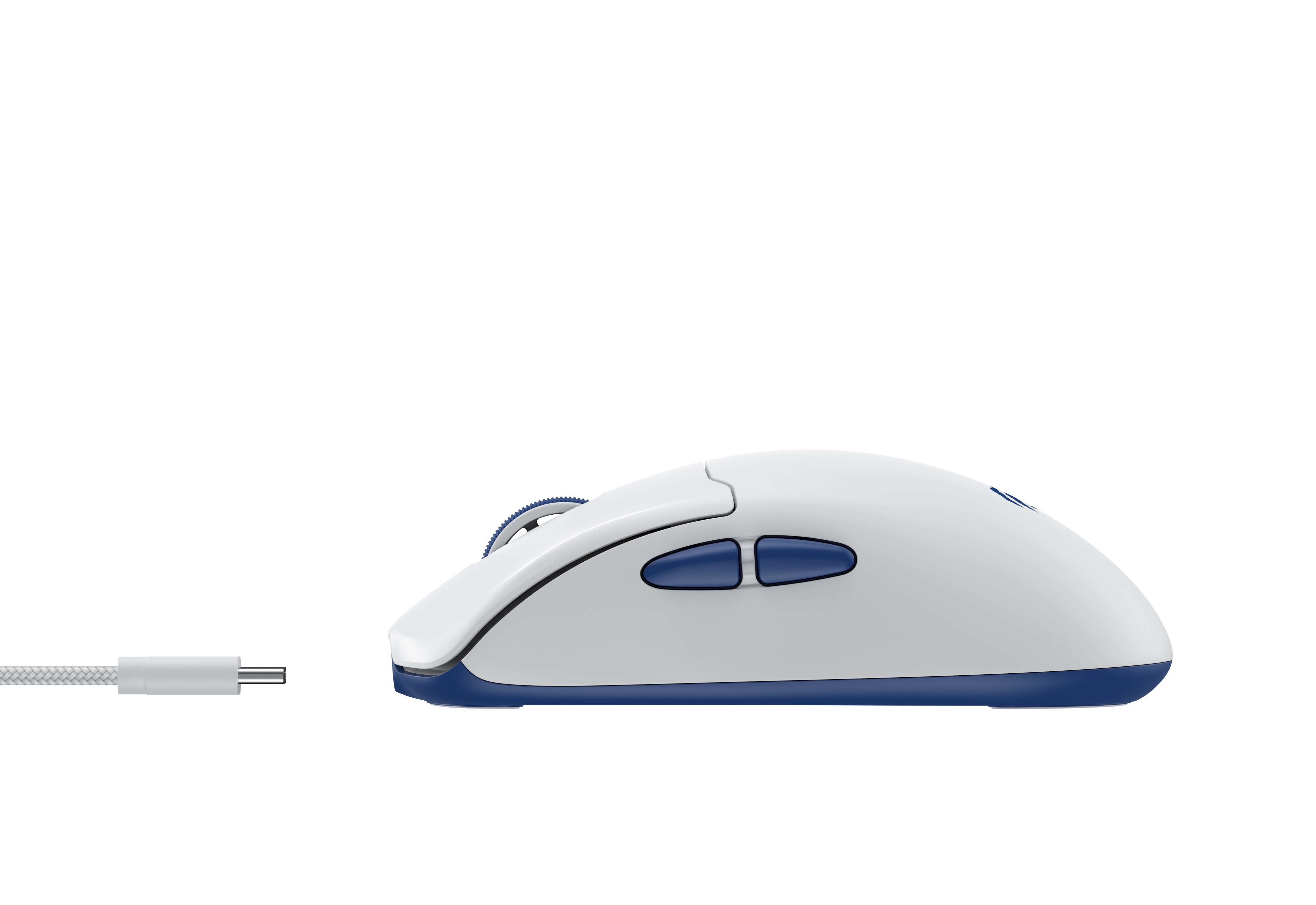Beyaz ve mavi bir bilgisayar faresi, beyaz arka plan üzerinde izole edilmiş USB-C kablosu.
