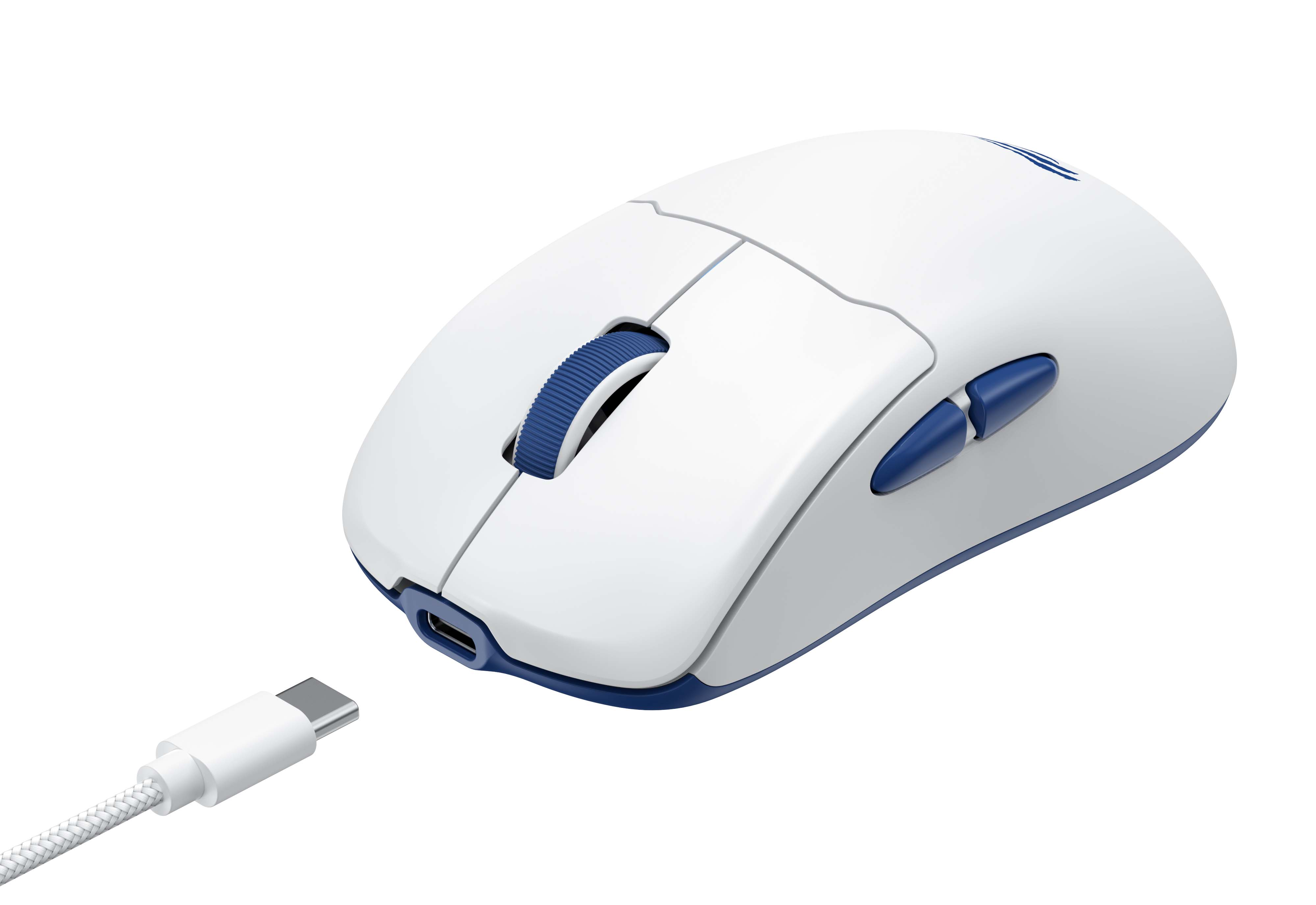 Beyaz ve mavi bilgisayar faresi, beyaz zemin üzerinde USB-C kablosuyla.