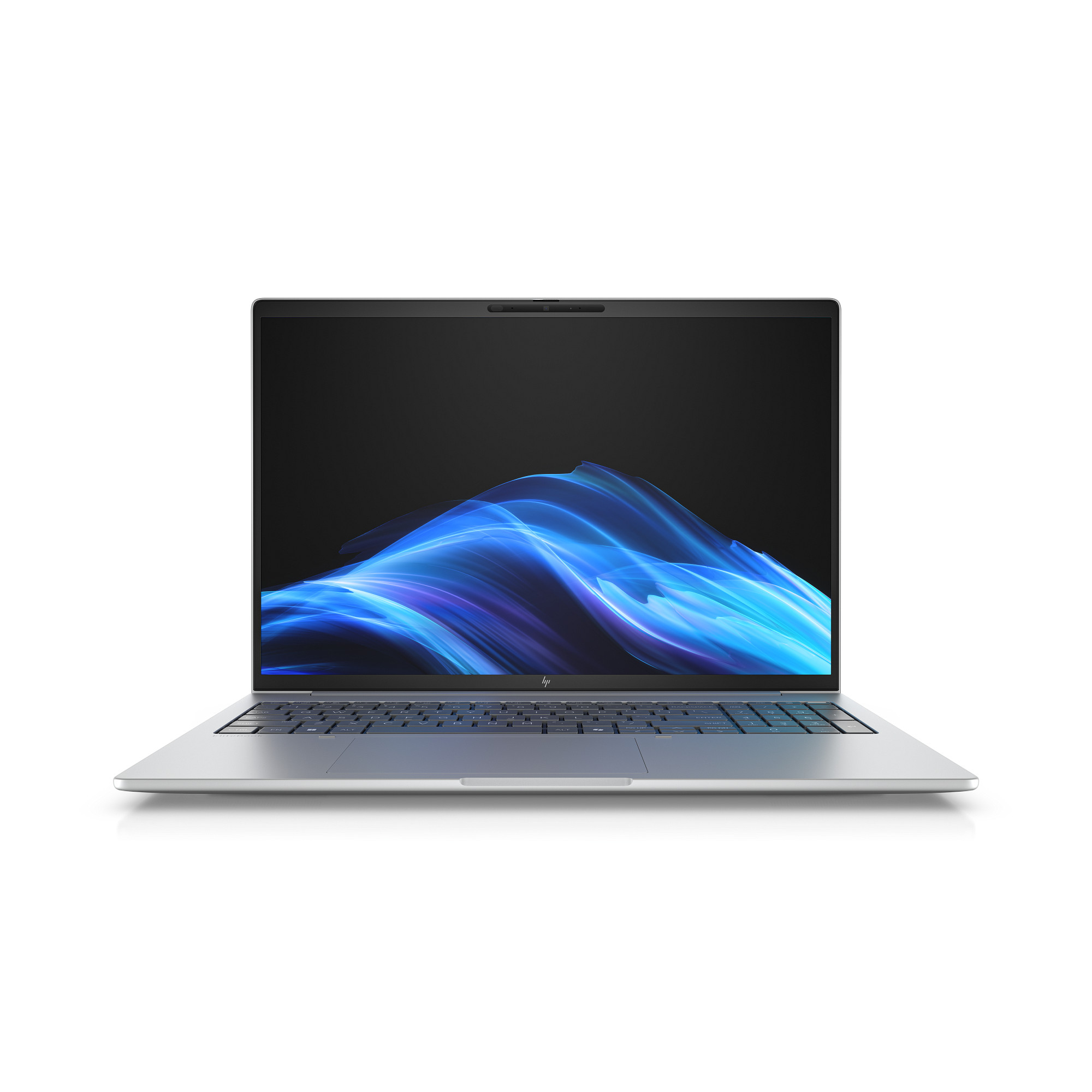Ein silberner Laptop ist geöffnet und zeigt abstrakte Kunst in Blau und Weiß auf dem Bildschirm vor weißem Hintergrund.
