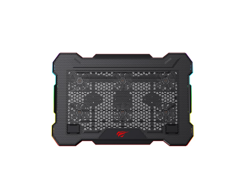 Siyah laptop soğutucu, file yüzey, iki fan ve beyaz zemin üzerinde kırmızı logo. Kenarlarında RGB aydınlatma.