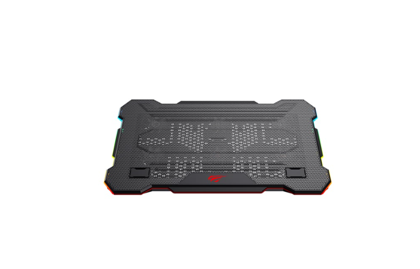 Beyaz zemin üzerinde kırmızı detaylı ve RGB aydınlatmalı siyah laptop soğutucu. Delikli yüzey.