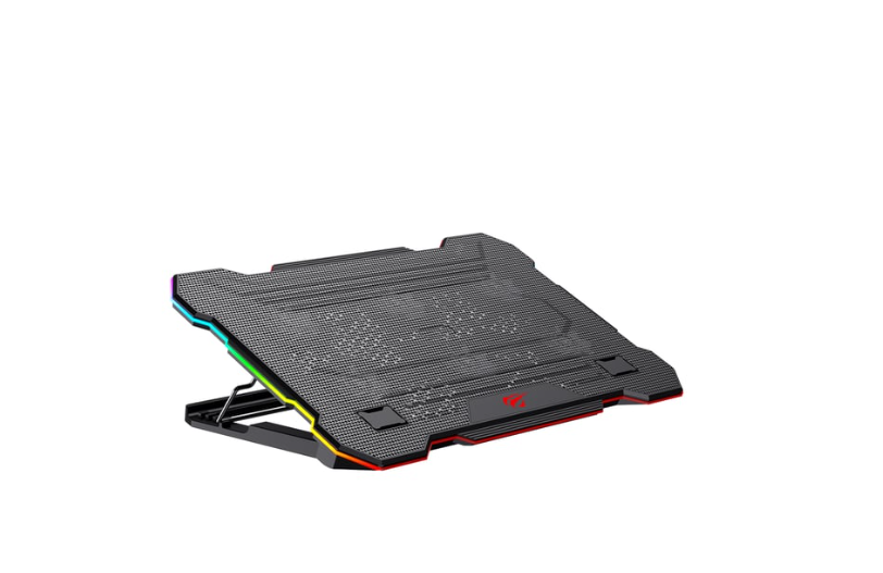 RGB ışıklı siyah bir dizüstü bilgisayar soğutma pedi. Daha iyi ergonomi için açılı bir örgü yüzeye sahiptir. Arka plan beyazdır.